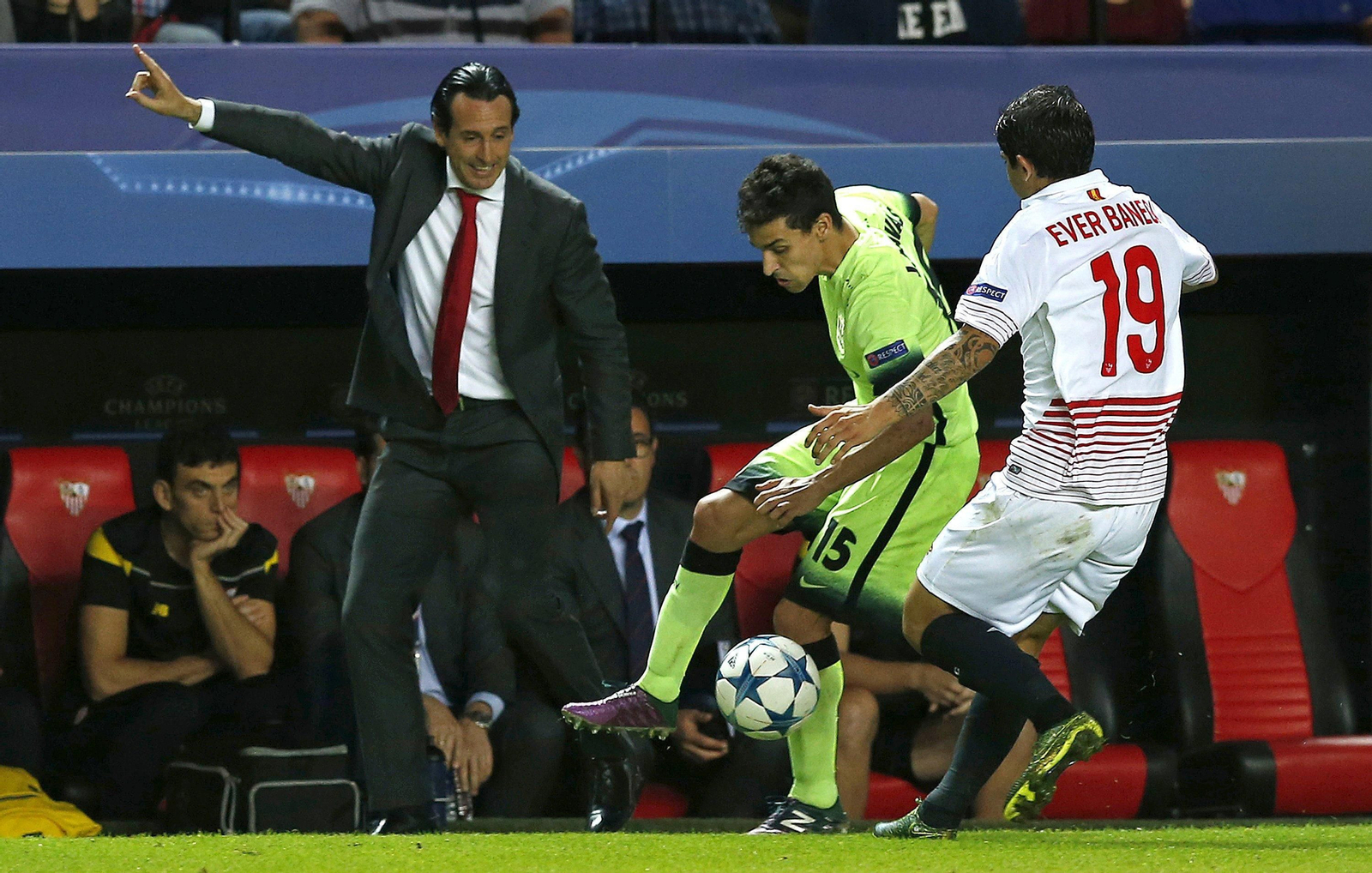 Jesús Navas recorta ante Éver Banega en el Sevilla-Manchester City de la temporada 15-16.