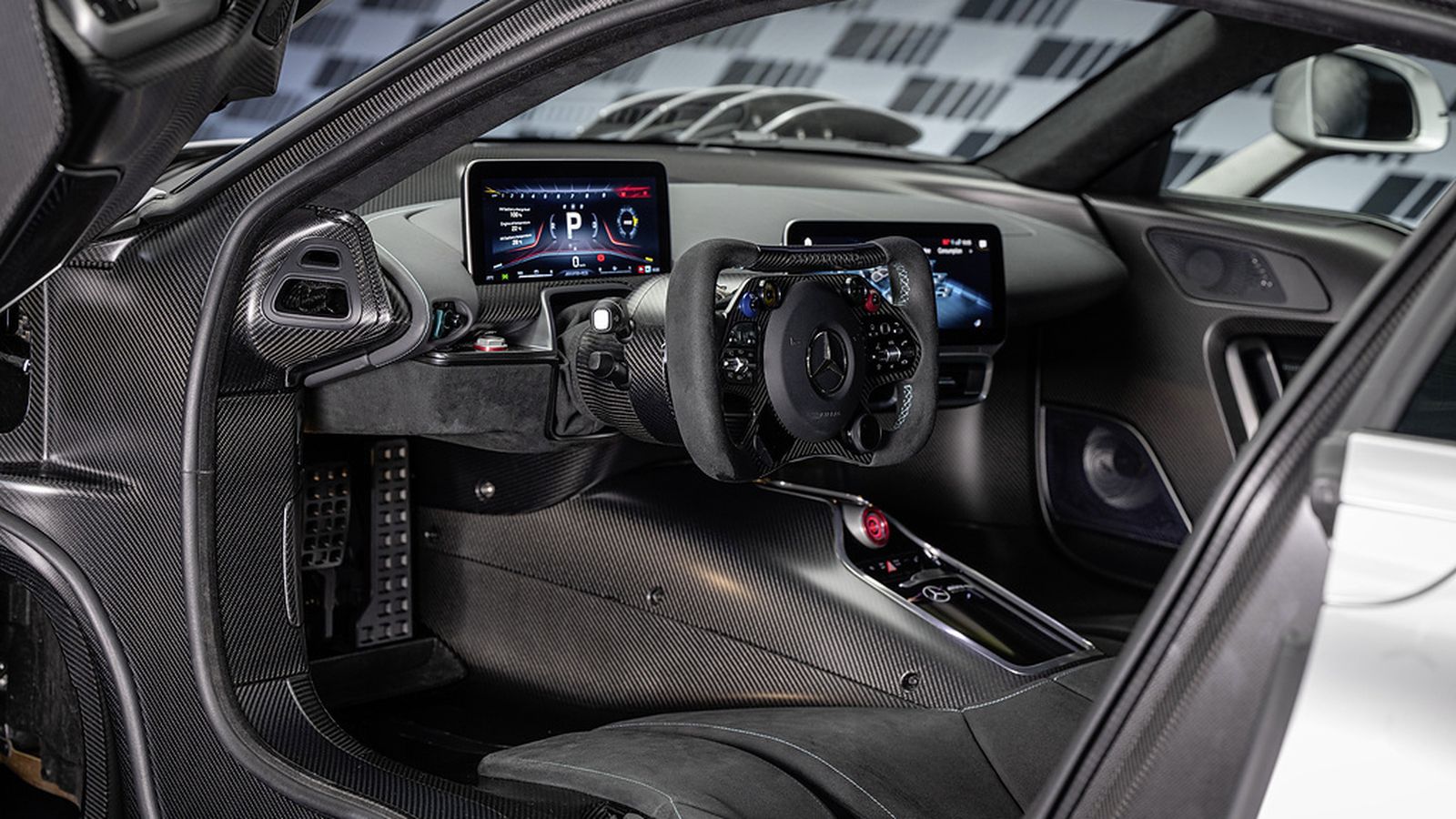 El volante es semejante al de un coche de Fórmula 1, con indicador de cambio de marcha incluido en él.