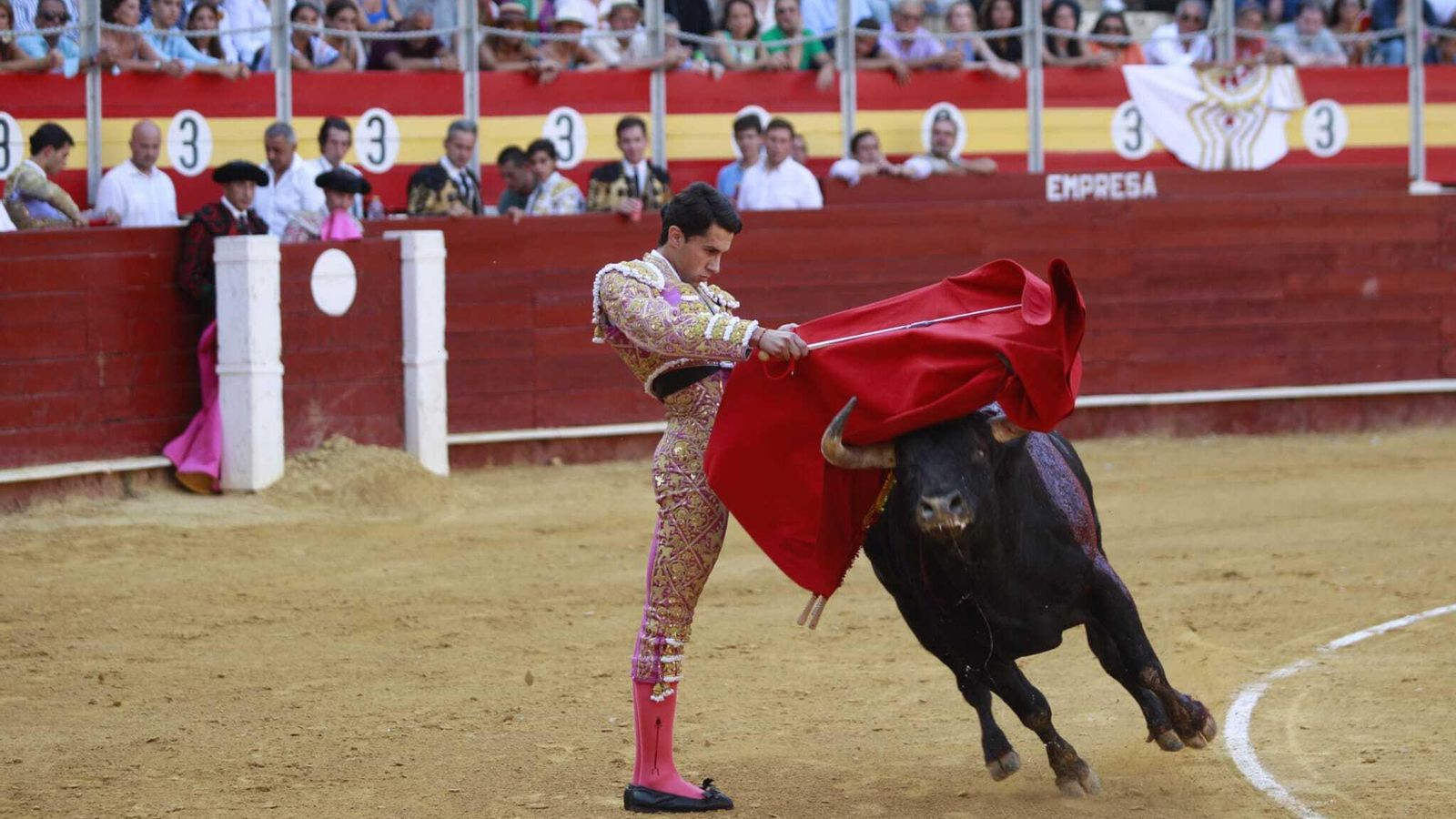 Elegante pase ayudado por alto que instrumentó Jorge Molina.