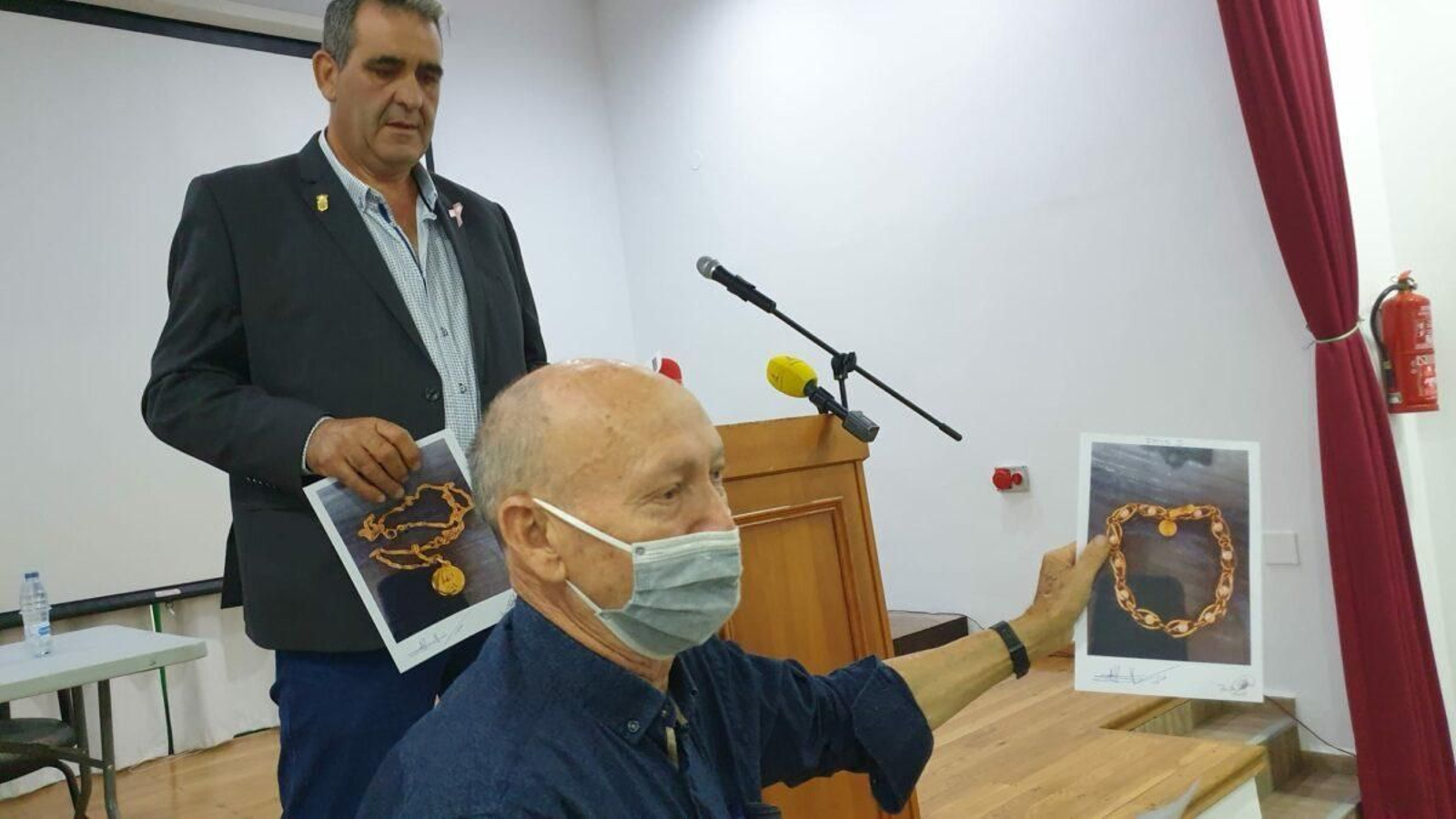 El alcalde de Sedella, Francisco Abolafio, en la asamblea con los vecinos.