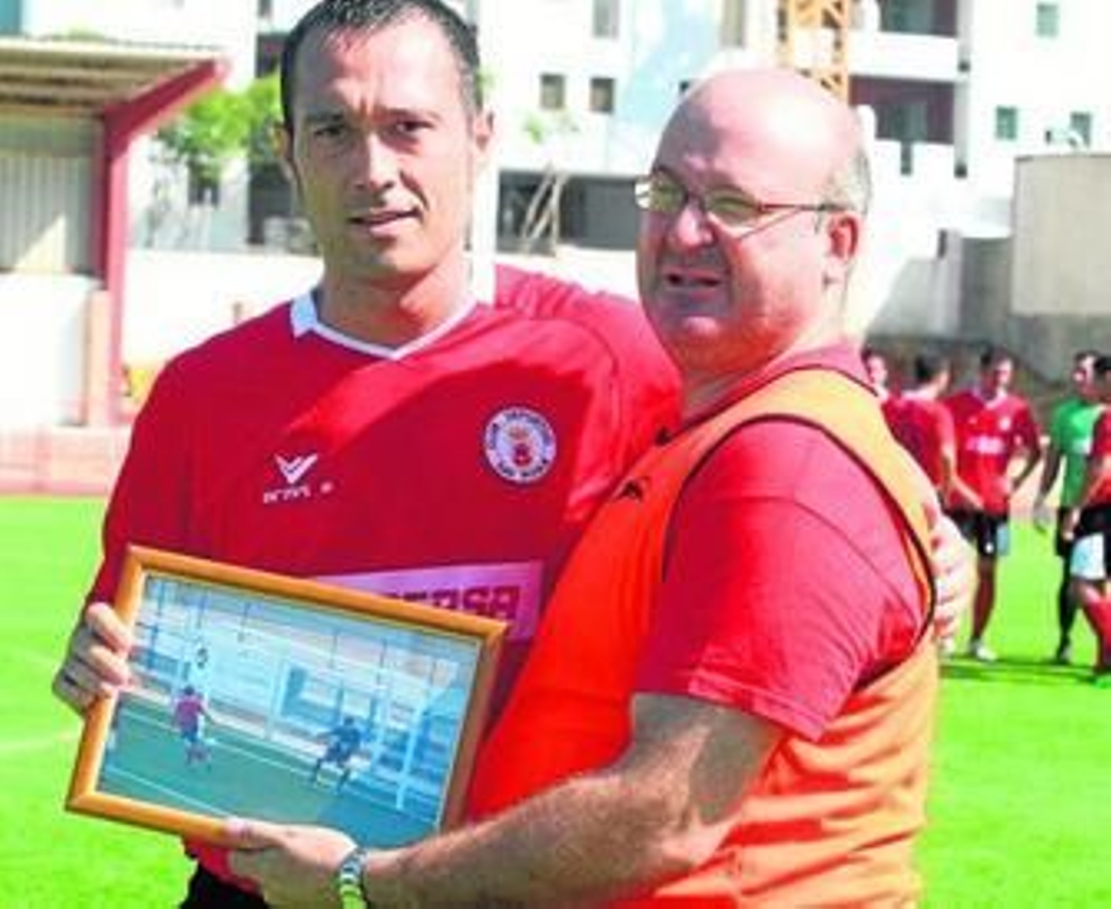 Santi recibe el cuadro del primer gol rojillo en Tercera del aficionado José 'Pelao'.