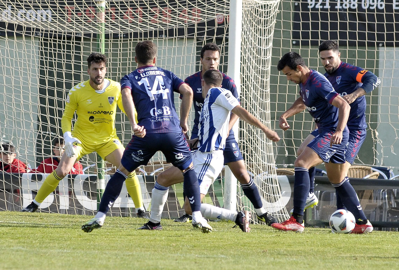 Imágenes del partido entre la Segoviana y el Recre en La Albuera