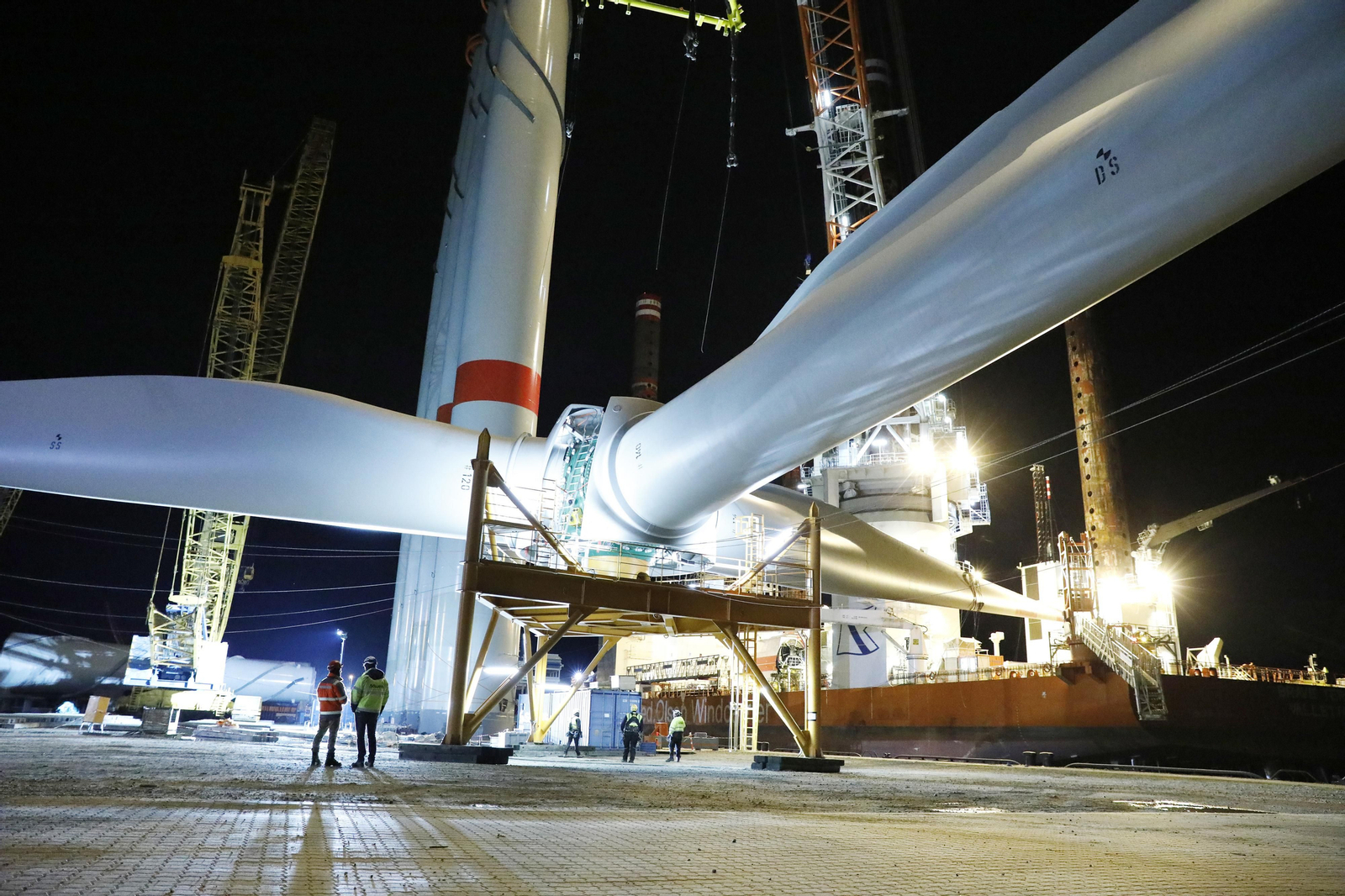 Puerto Real, presente en la estación eólico marina Wikinger