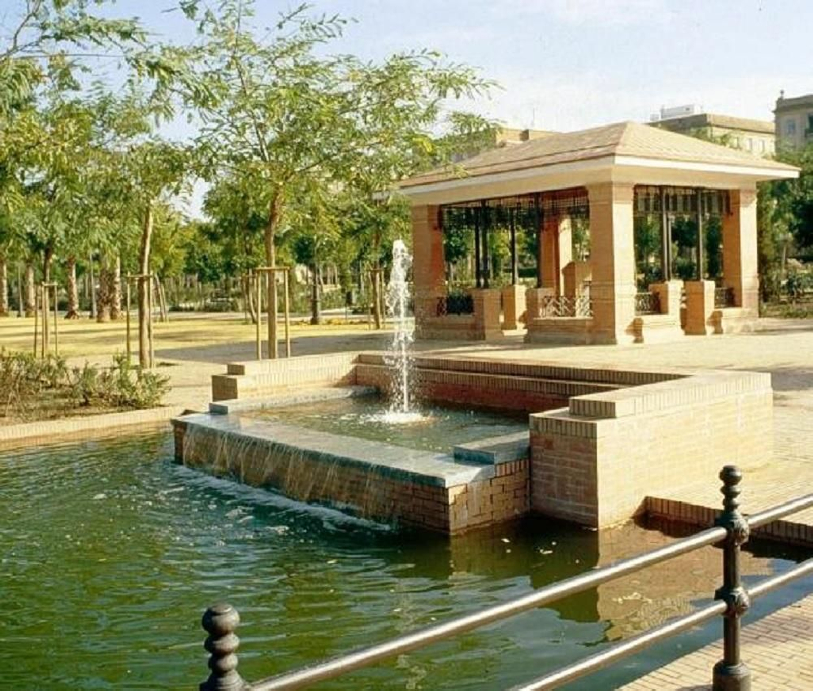 Una de las fuentes ornamentales de los jardines del Prado de San Sebastián.