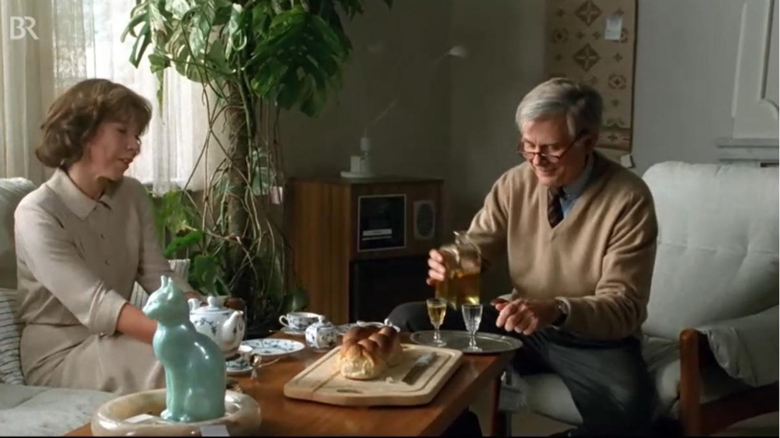 Paul recibe en su casa a su amiga Tietze con un jerez en el film alemán 'Odipussi'.