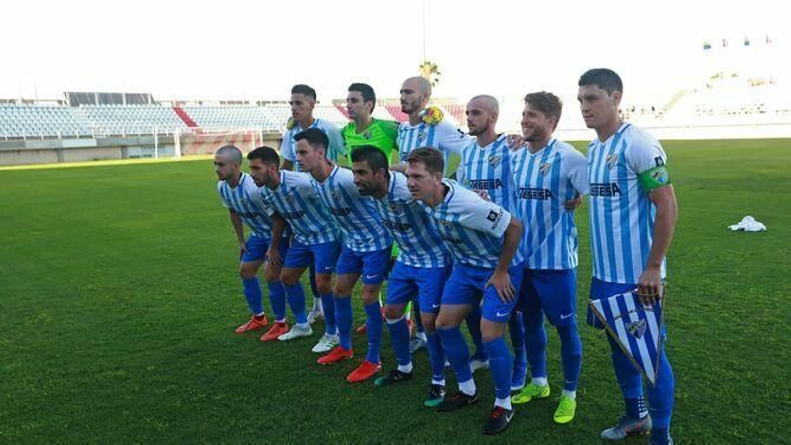 El Málaga, en su segunda temporada consecutiva en Segunda División, mantiene a Nike como proveedor oficial. Hasta el momento el club solo ha dado a conocer su primera indumentaria, basada en el modelo Striped Division III de la marca norteamericana en blanco y celeste. La equipación se completa con pantalón y medias azules.