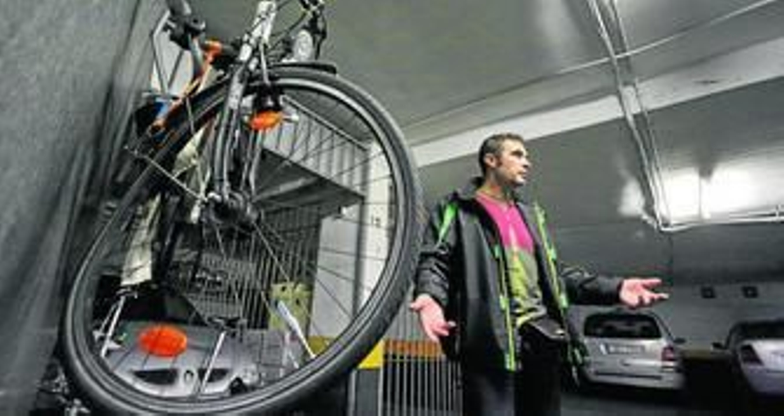 Juan Pablo Salgado ayer con la bicicleta con la que sufrió el accidente.