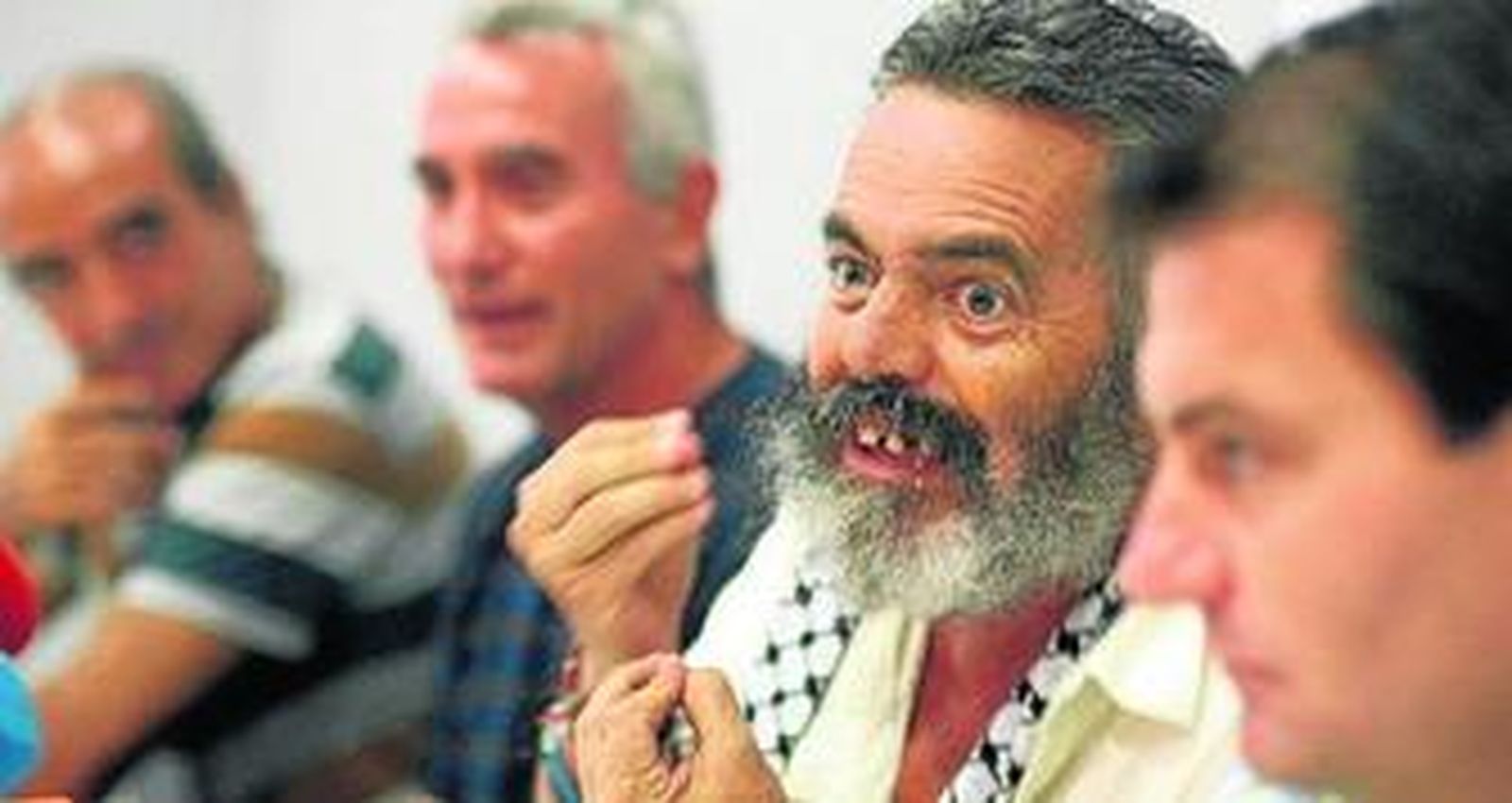 El diputado autonómico y líder del SAT, Sánchez Gordillo, junto a Diego Cañamero, del SAT, y Pedro Romero, alcalde de Espera, ayer, en la librería-cafetería Alejandría, en Cádiz.