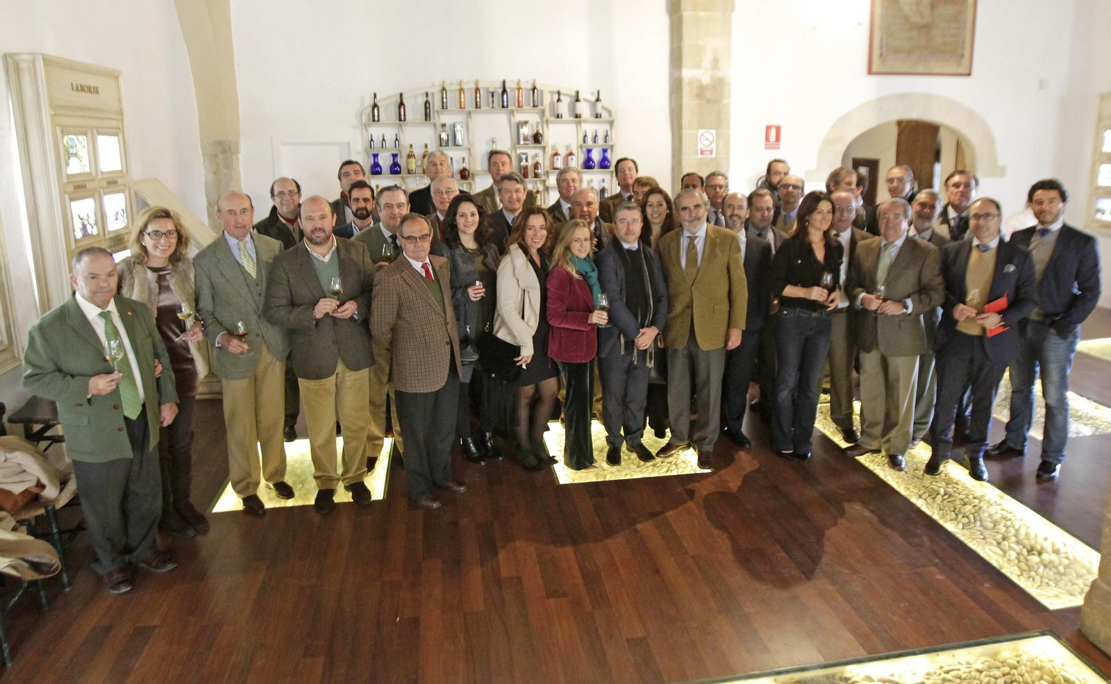 Bodegueros y responsables del sector del vino de Jerez, ayer durante la convivencia navideña tras la asamblea de Fedejerez en la viña El Majuelo.