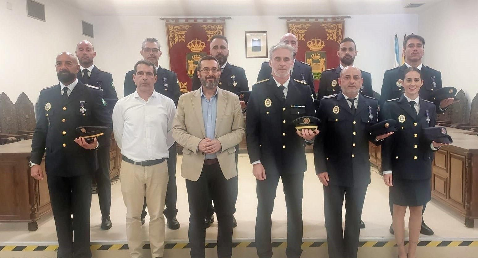Franco y Abellán, con los agentes de la URI. Franco y Abellán, con los agentes de la URI.