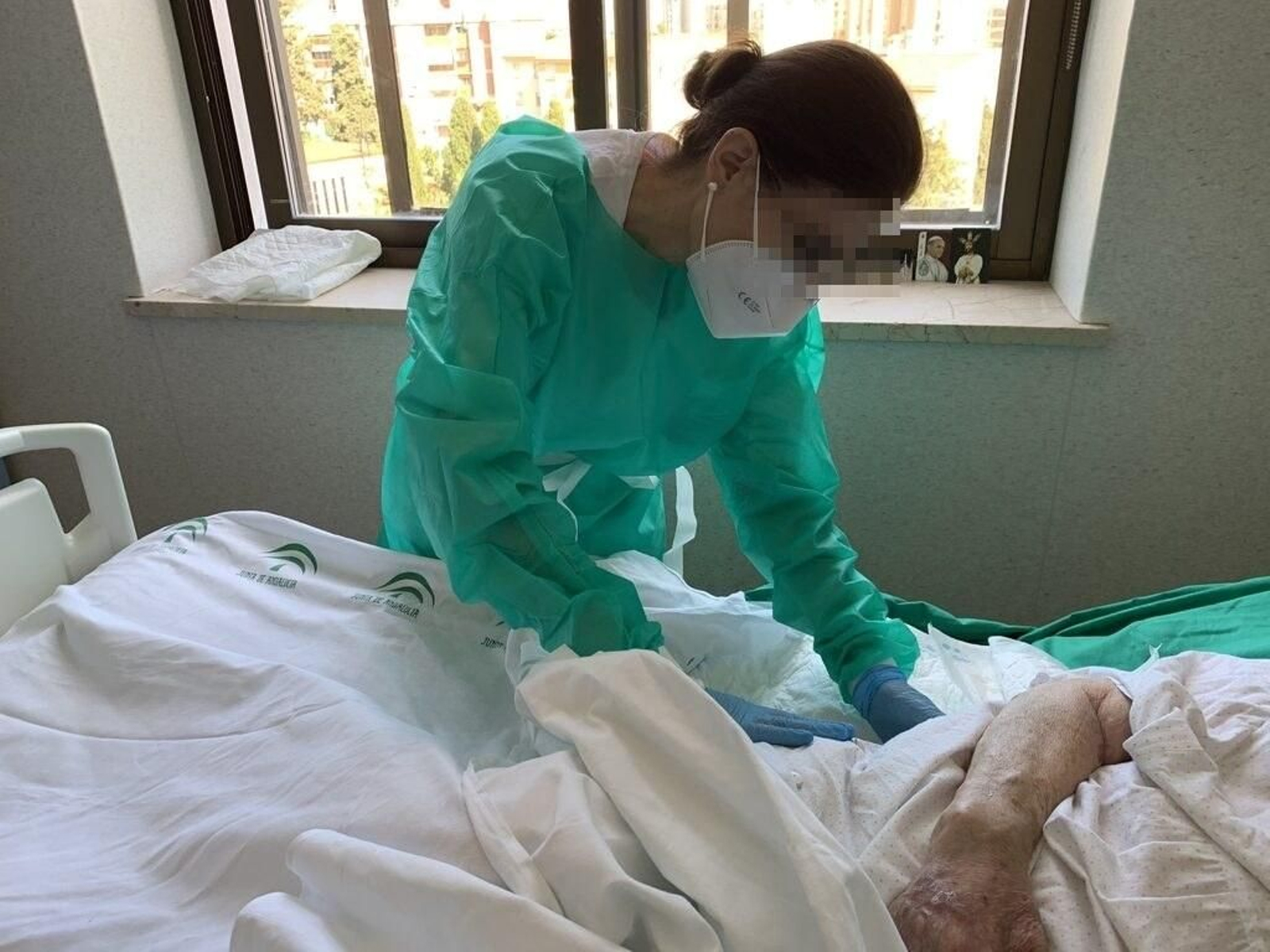 Una profesional asiste a un paciente en una imagen de archivo.