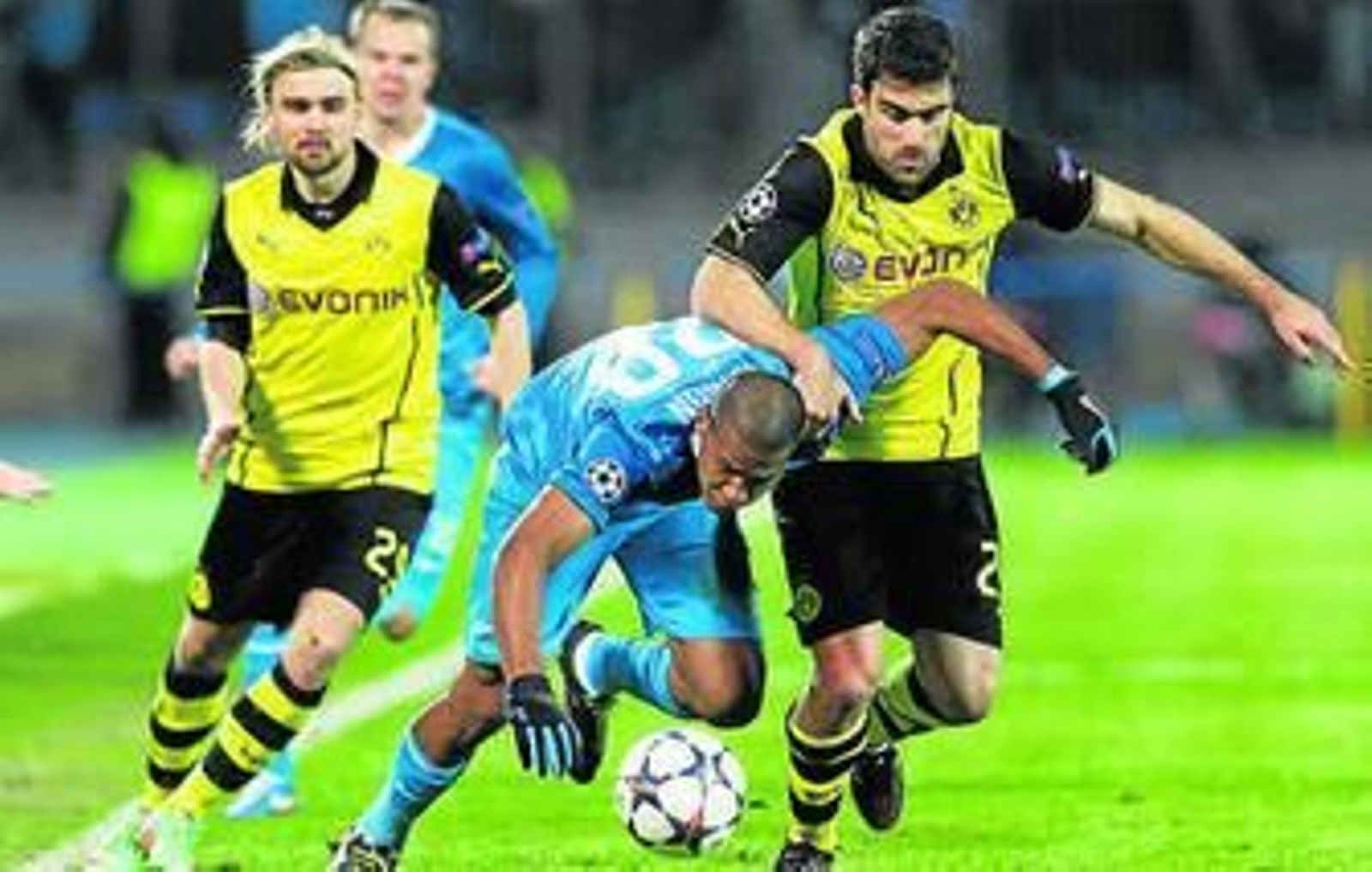 Rondón pugna con los defensas del Borussia Dortmund.