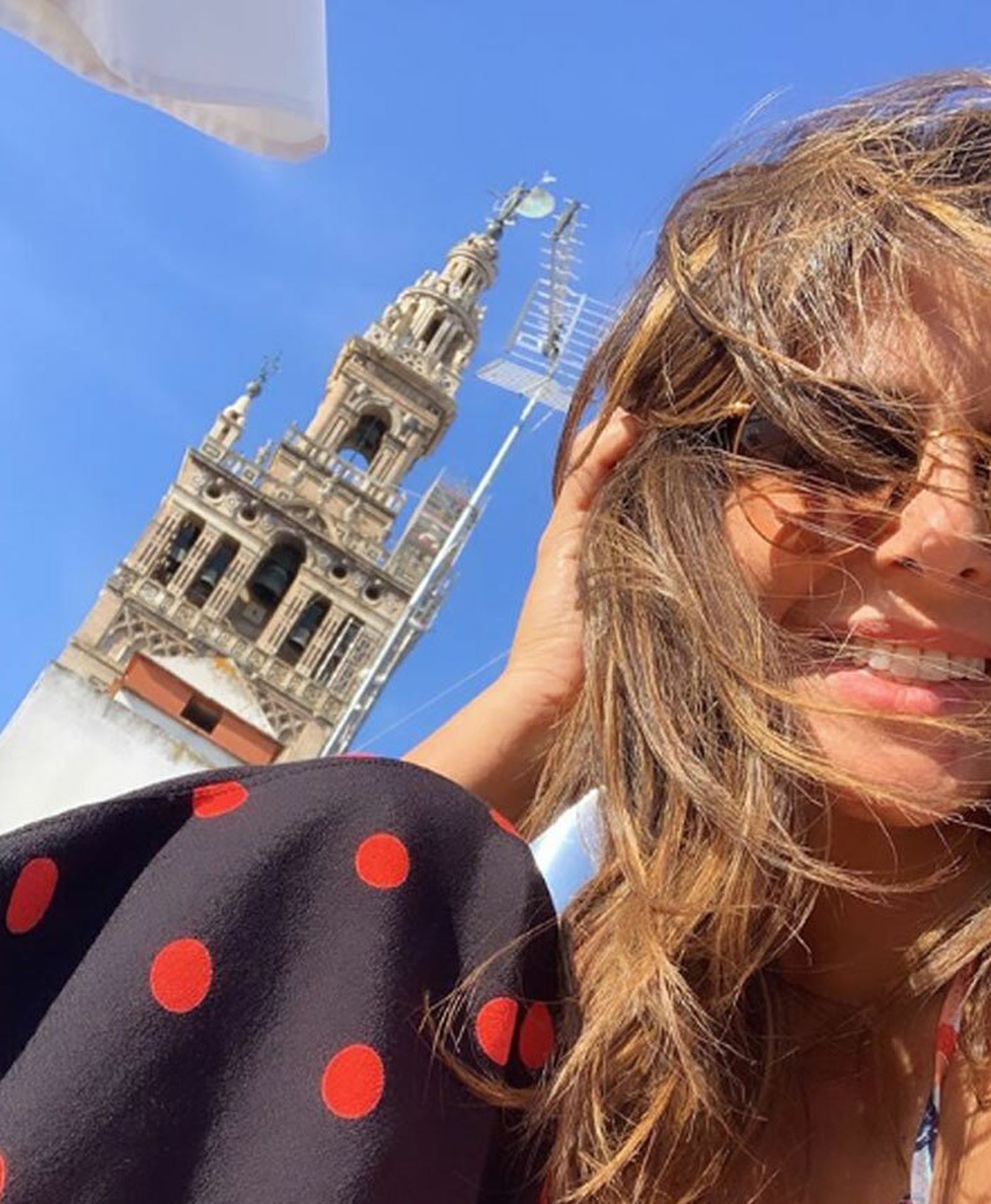 Nuria Roca, frente a la Catedral de Sevilla.