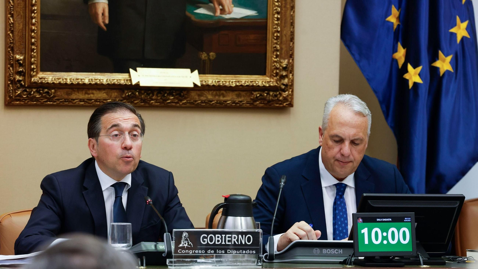 El ministro de Asuntos Exteriores, José Manuel Albares, junto a Juan Carlos Ruiz Boix en la Comisión de Exteriores del Congreso de los Diputados, este lunes.