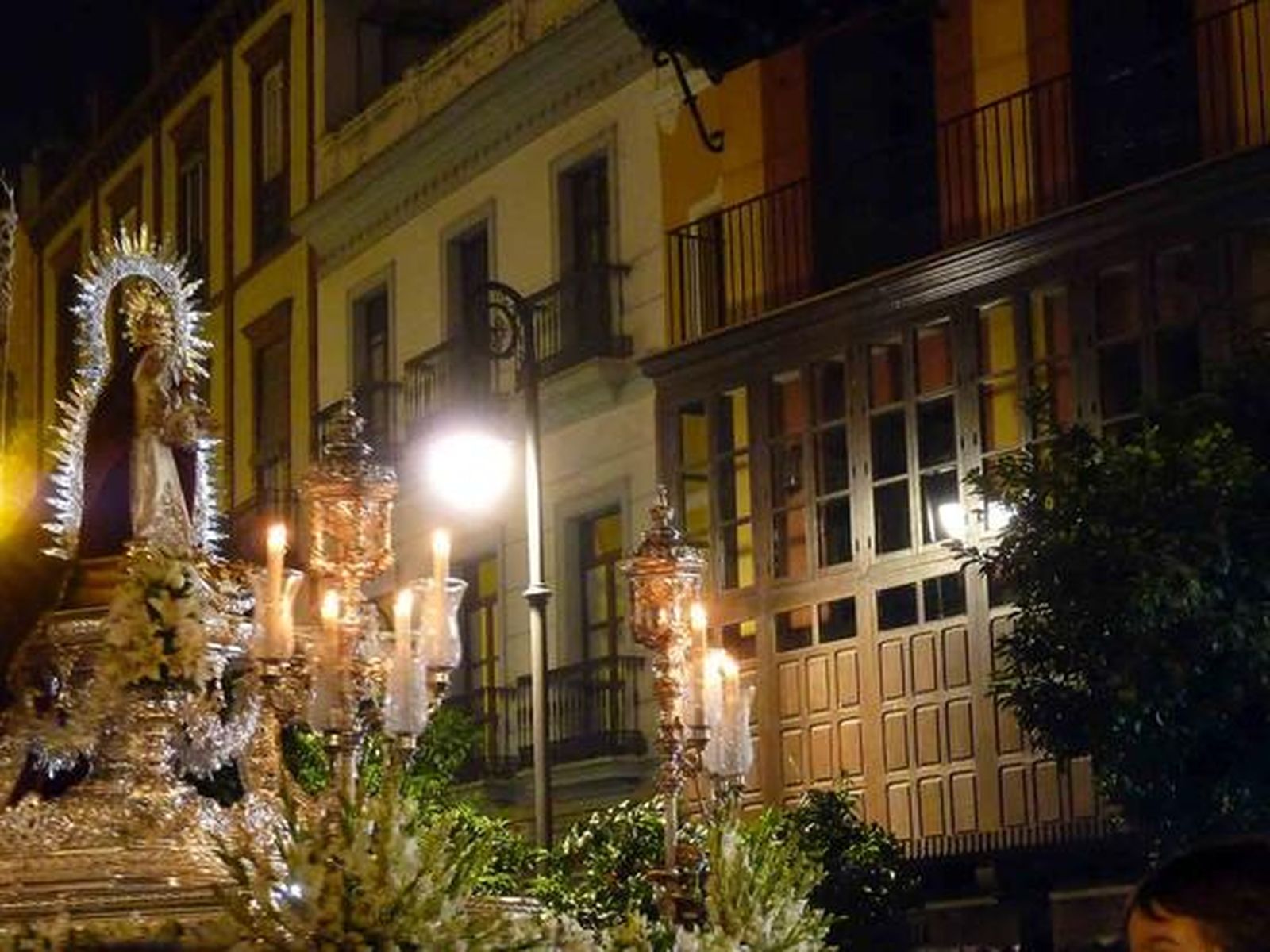 Del Salvador salió el sábado la Virgen del Prado de la Hermandad sevillana formada por gentes Higuera de la Sierra.

Foto: Ruesga Bono