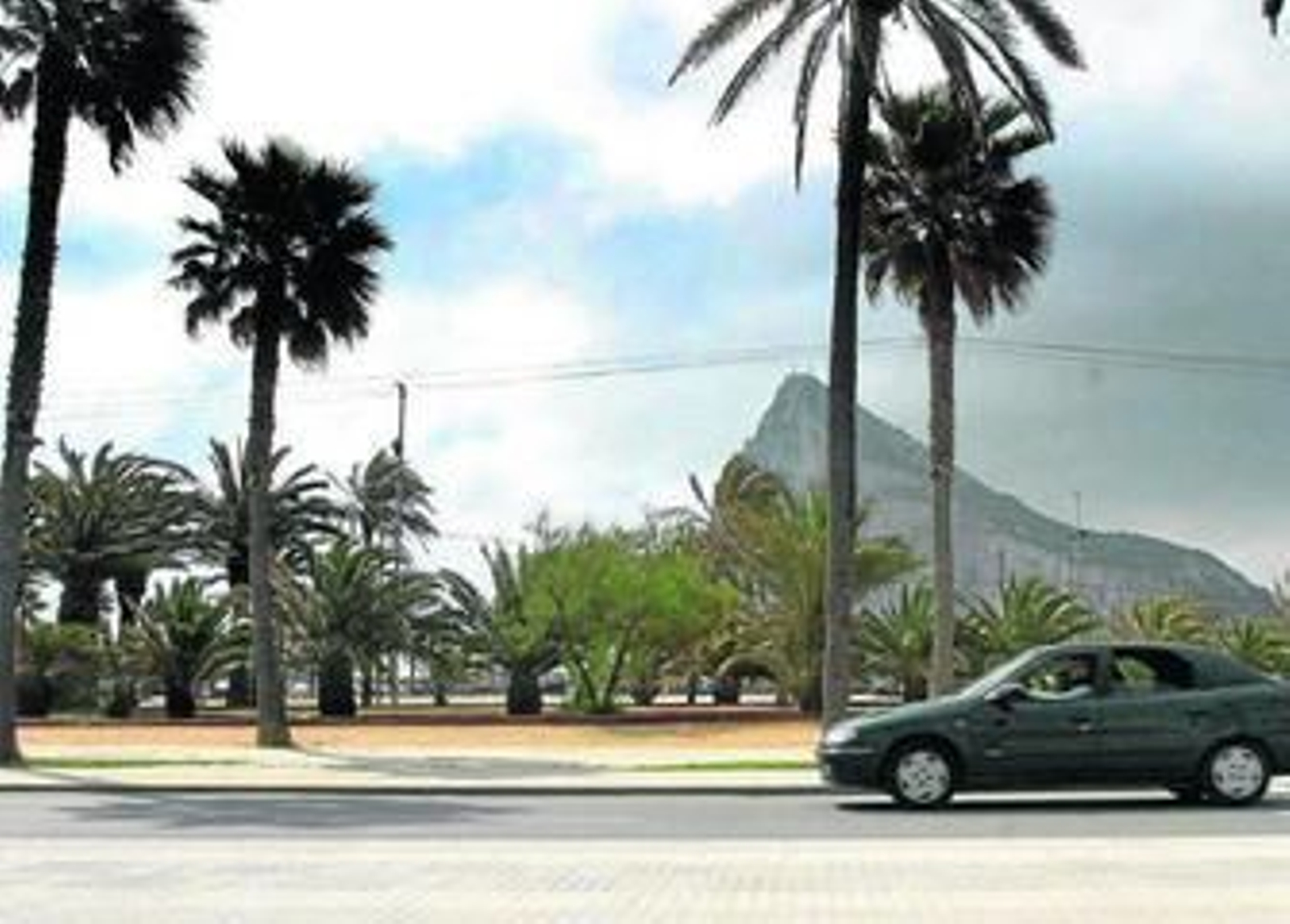 Imagen parcial del parque Princesa Sofía con el Peñón de Gibraltar al fondo.
