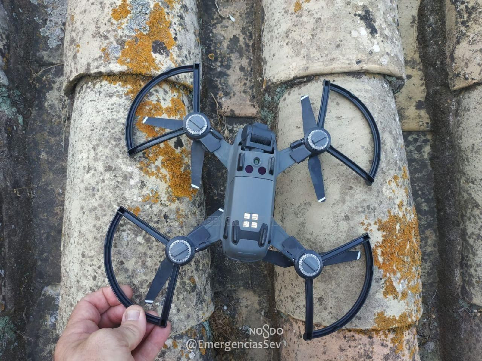 El dron que cayó sobre las cubiertas de la Catedral.