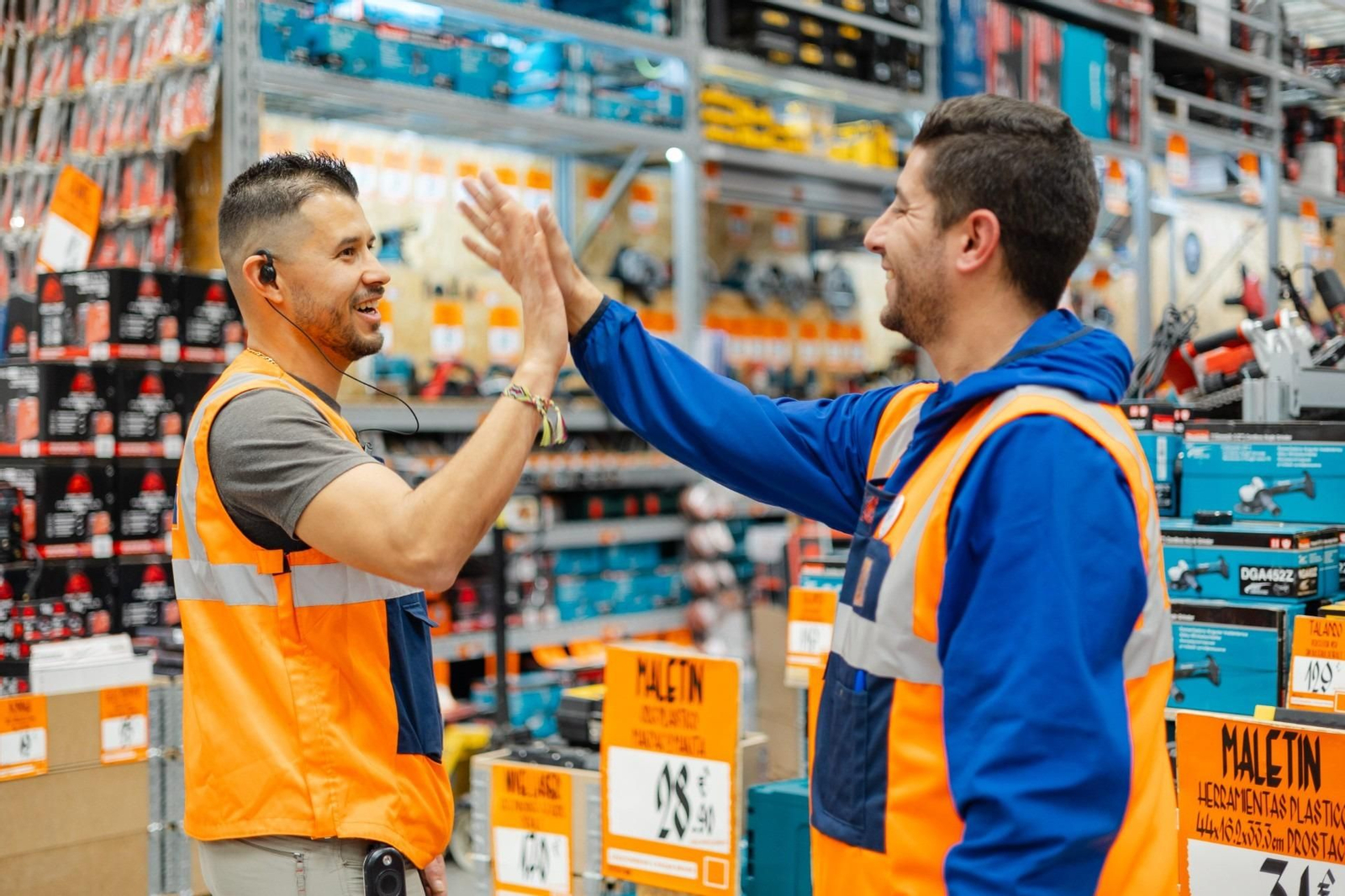 Obramat busca completar su equipo en Jerez con perfiles expertos en madera, cerámica, pintura y fontanería
