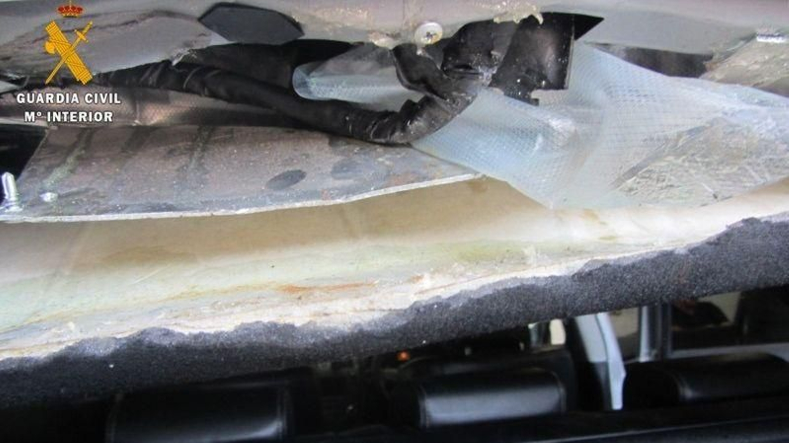 Detenido cuando iba a embarcar desde Ceuta con más de 62 kilos de hachís en el techo de coche.