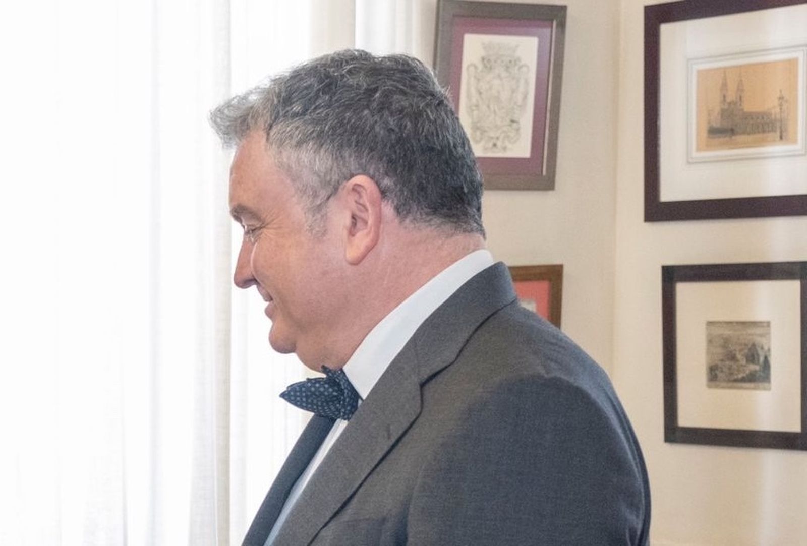 Hay que desconfiar de quienes usan barba sin bigote, cordones en las gafas y pajarita