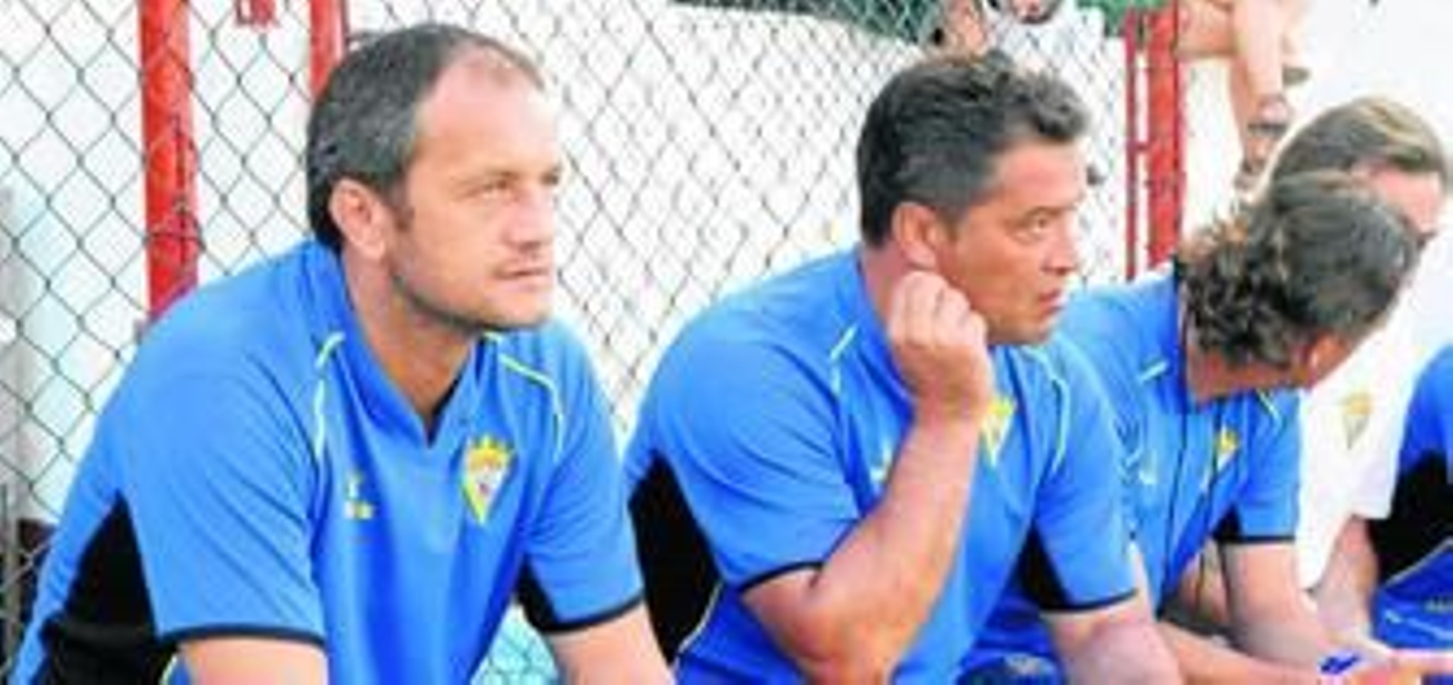 Risto Vidakovic (i), el pasado jueves sentado en el banquillo visitante del campo Municipal de Deportes de Chiclana.