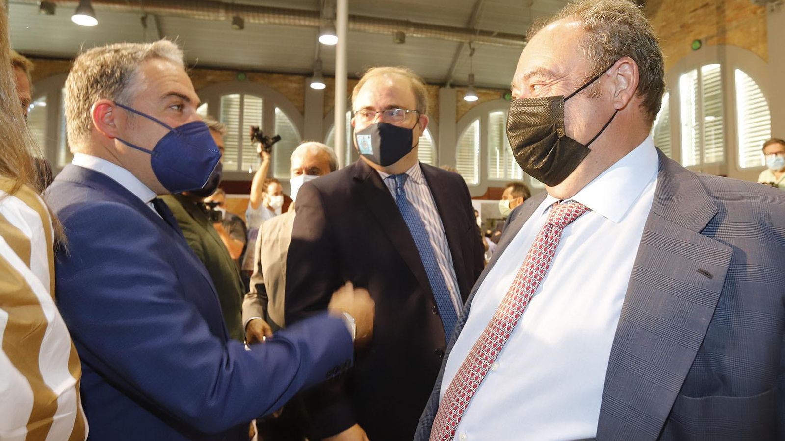 Elías Bendodo saluda al adjunto al presidente del Grupo Joly, Tomás Valiente, en presencia de Carlos Navarro, subdirector de 'Diario de Sevilla'.