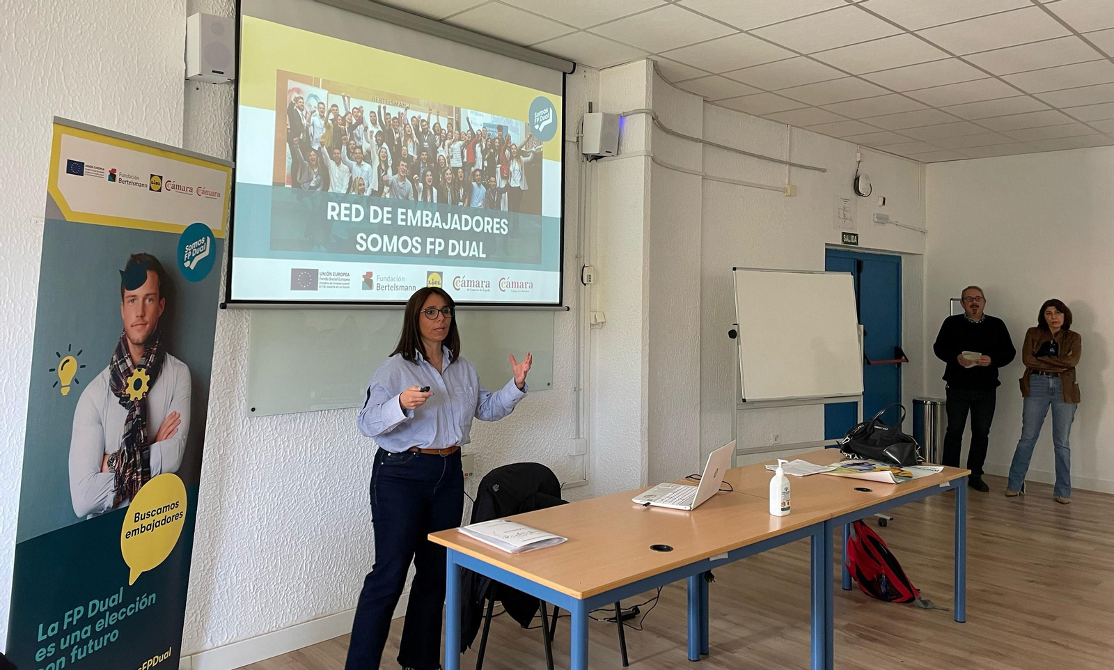 La responsable del programa FP Dual en la Empresa y coordinadora de Somos FP Dual de la Cámara de Comercio, Vanesa Machin, en una charla informativa en el IES Isla Verde