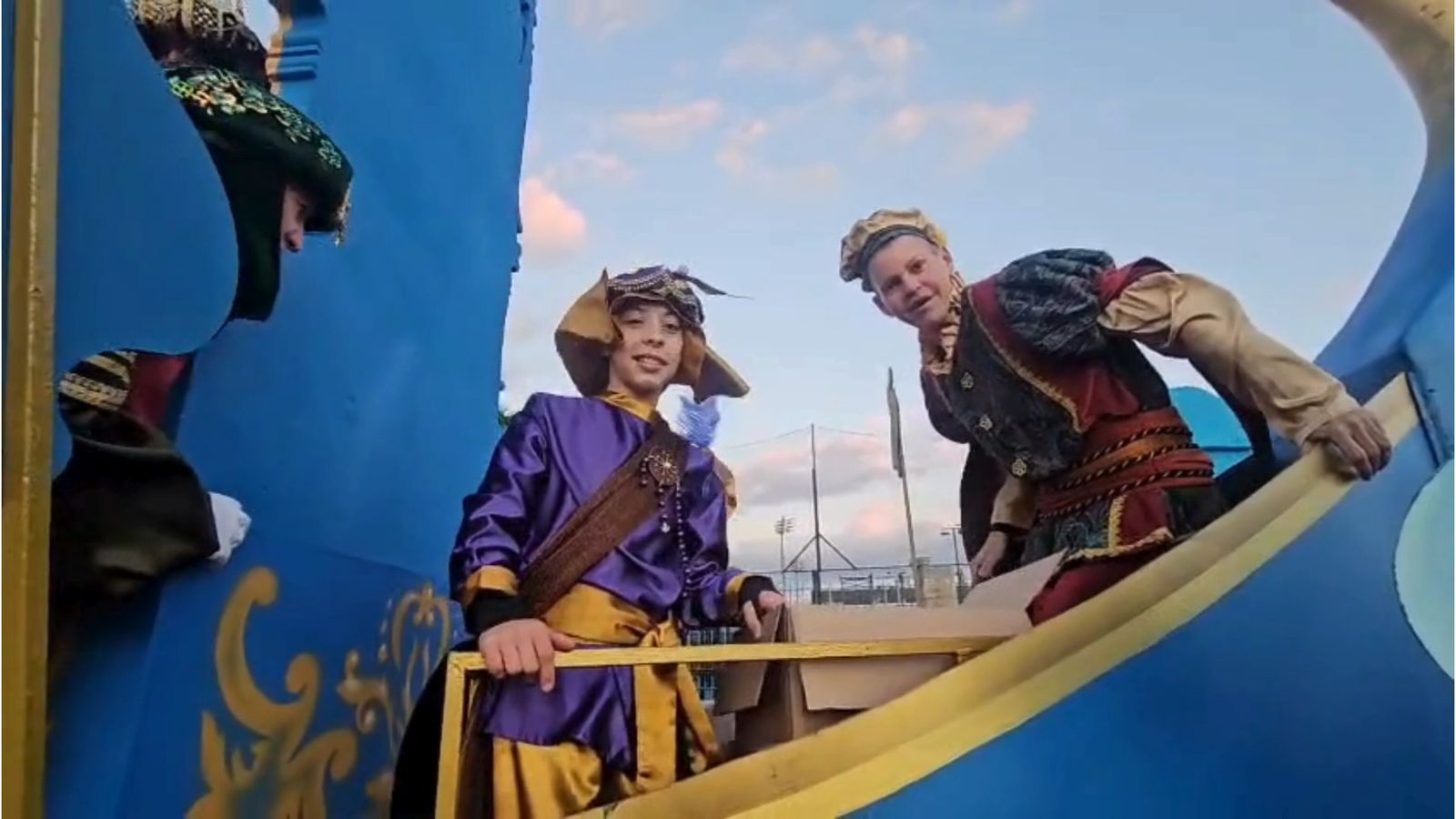 Los linenses arropan a la animada cabalgata para saludar a los Reyes