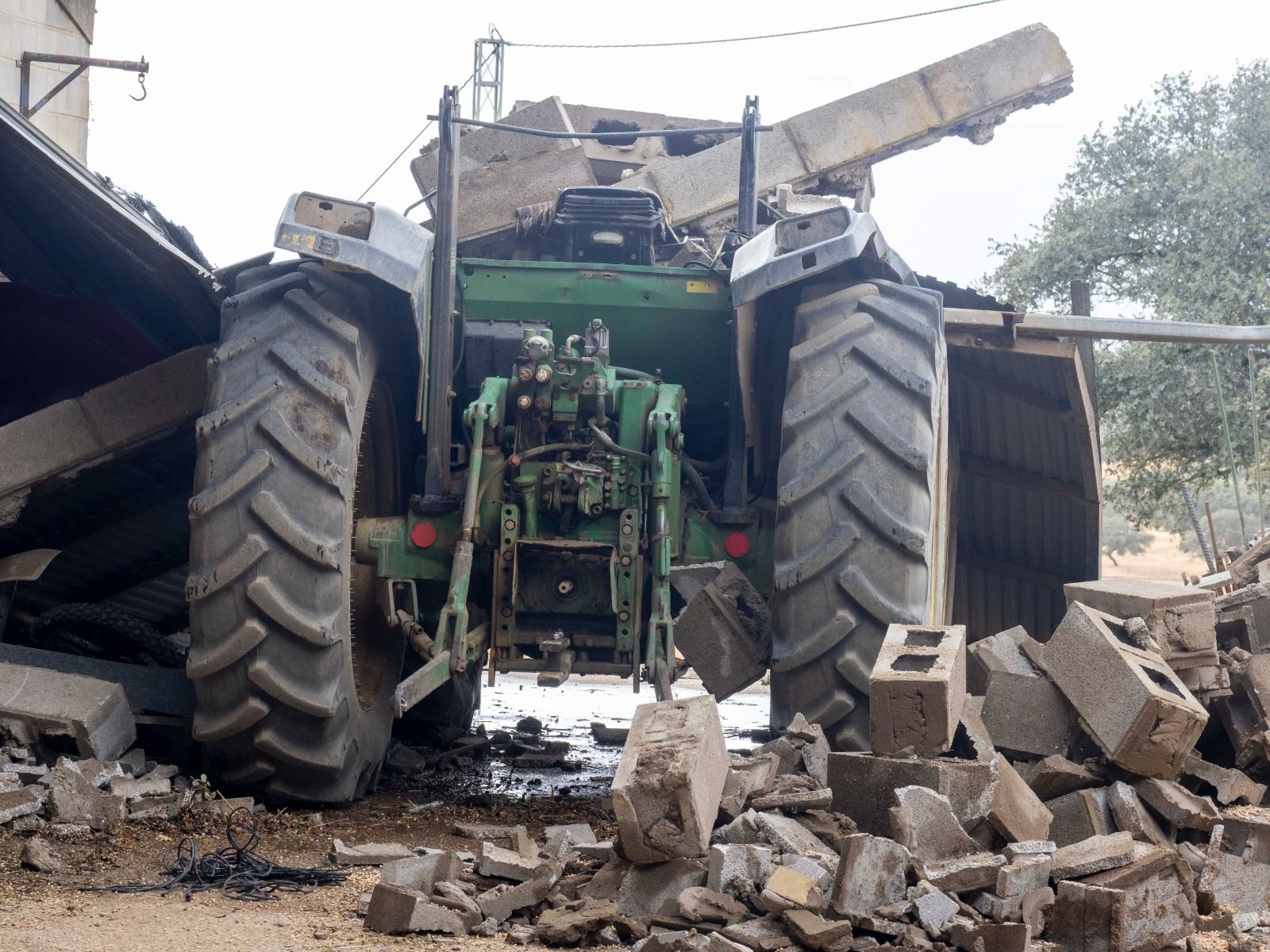 Imágenes de los destrozos provocados por un tornado en Villanueva de los Castillejos