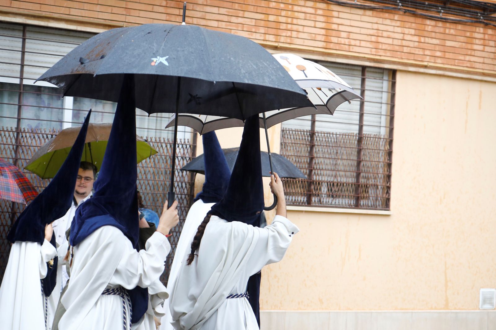 La lluvia frustra la salida de la hermandad de la Estrella el Lunes Santo, en imágenes