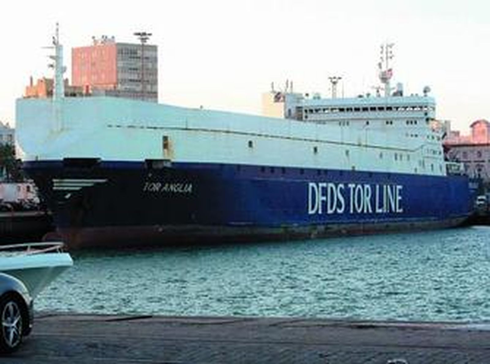 El 'Tor Anglia' se encontraba ayer en el muelle gaditano.