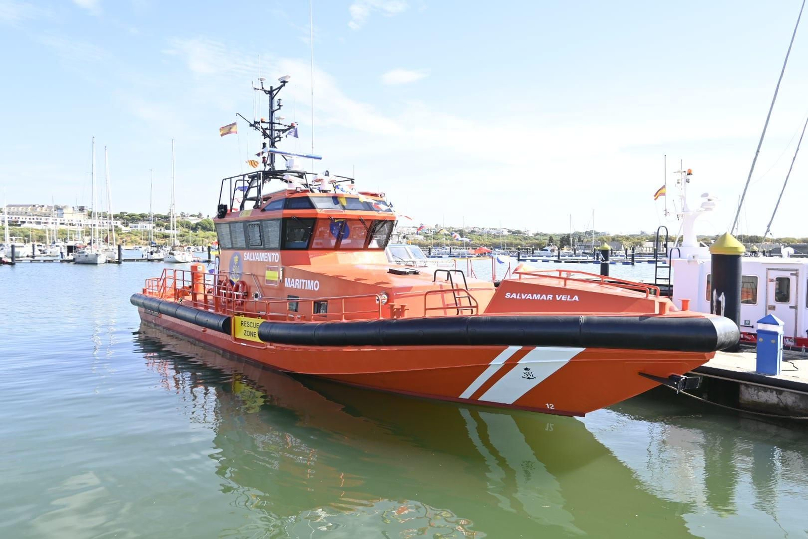 Nueva embarcación para Salvamento Marítimo en el Puerto de Mazagón.