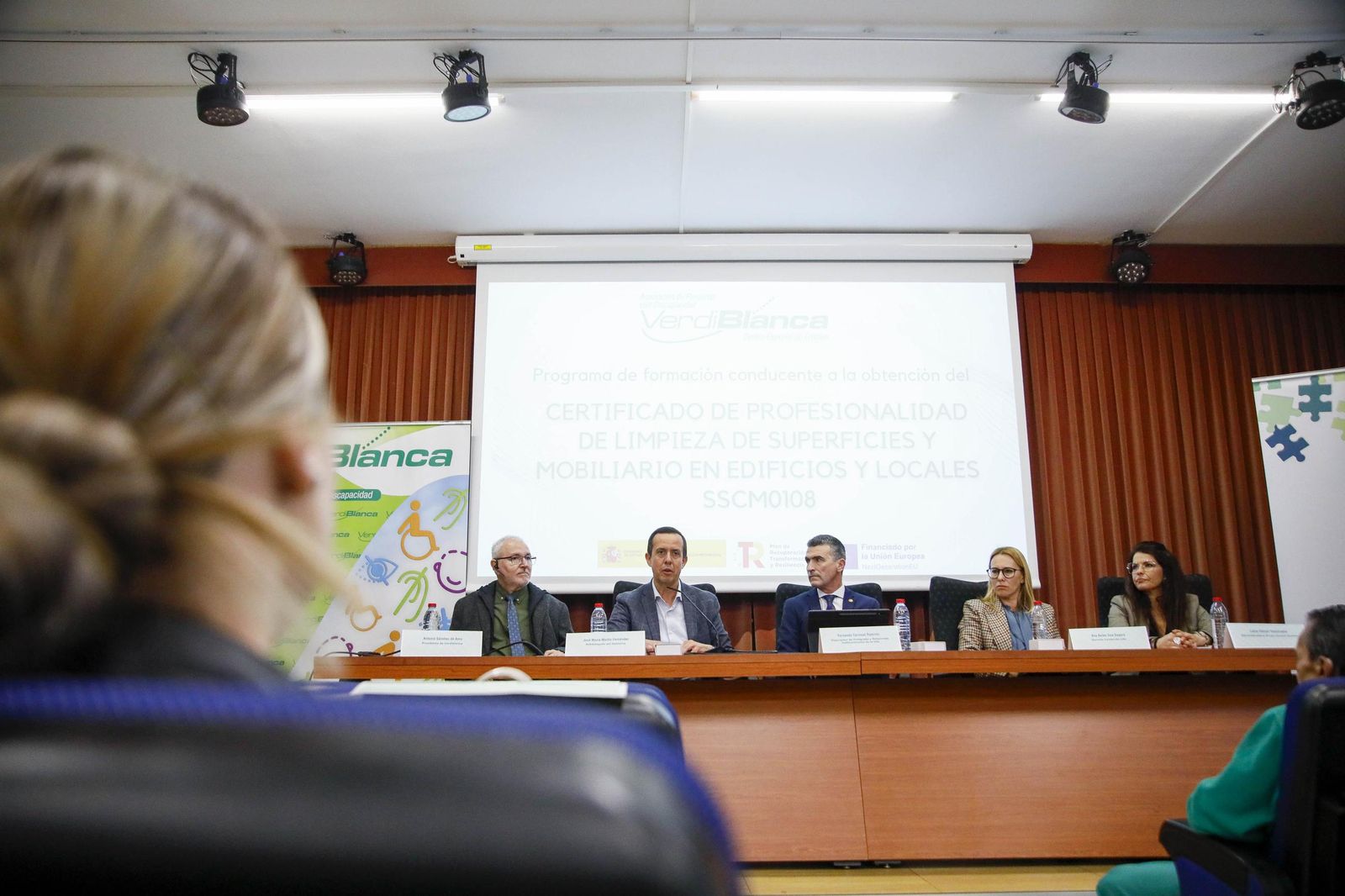 Imágenes de la enterga de certificado de profesionalidad de limpieza de superficies y mobiliarios de VerdiBlanca en la Universidad de Almería