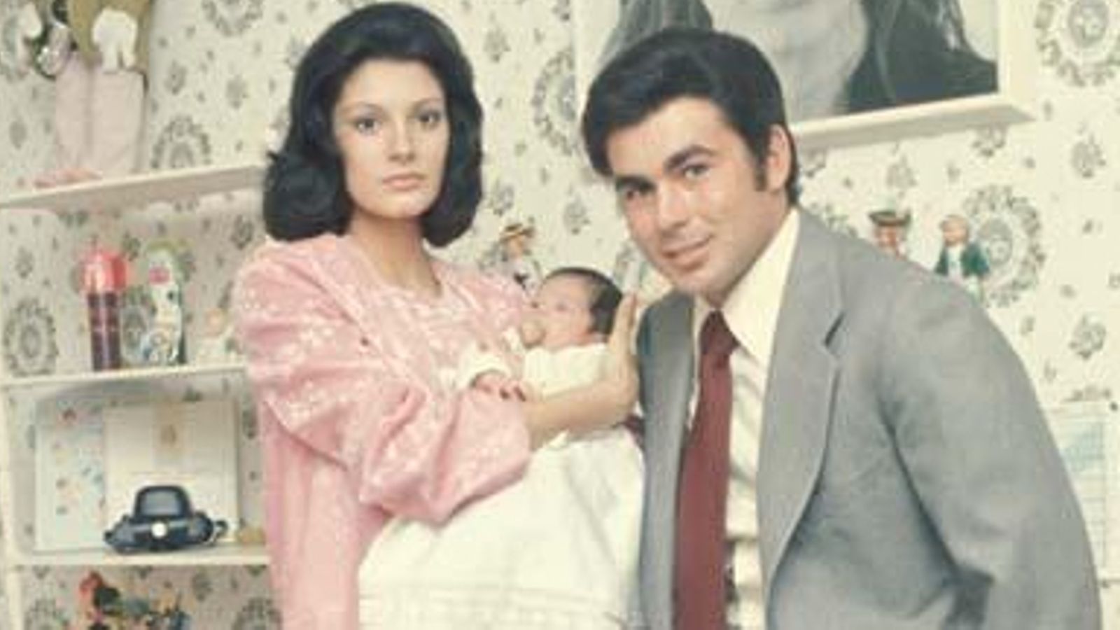 'Paquirri' y su primera mujer, Carmina Ordoñez, con su primogénito, Fran, recién nacido.