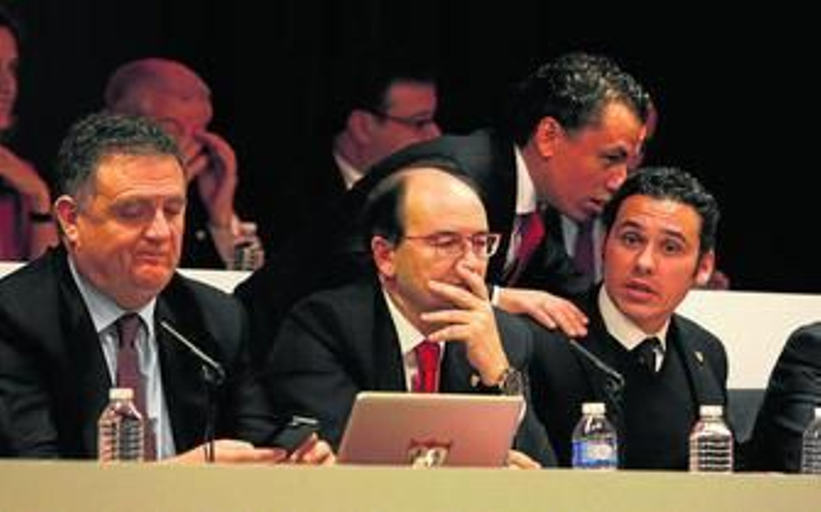 Juan Luis Villanueva, José Castro y José María del Nido Carrasco, interpelado por su hermano Miguel Ángel, en la pasada Junta del Sevilla.