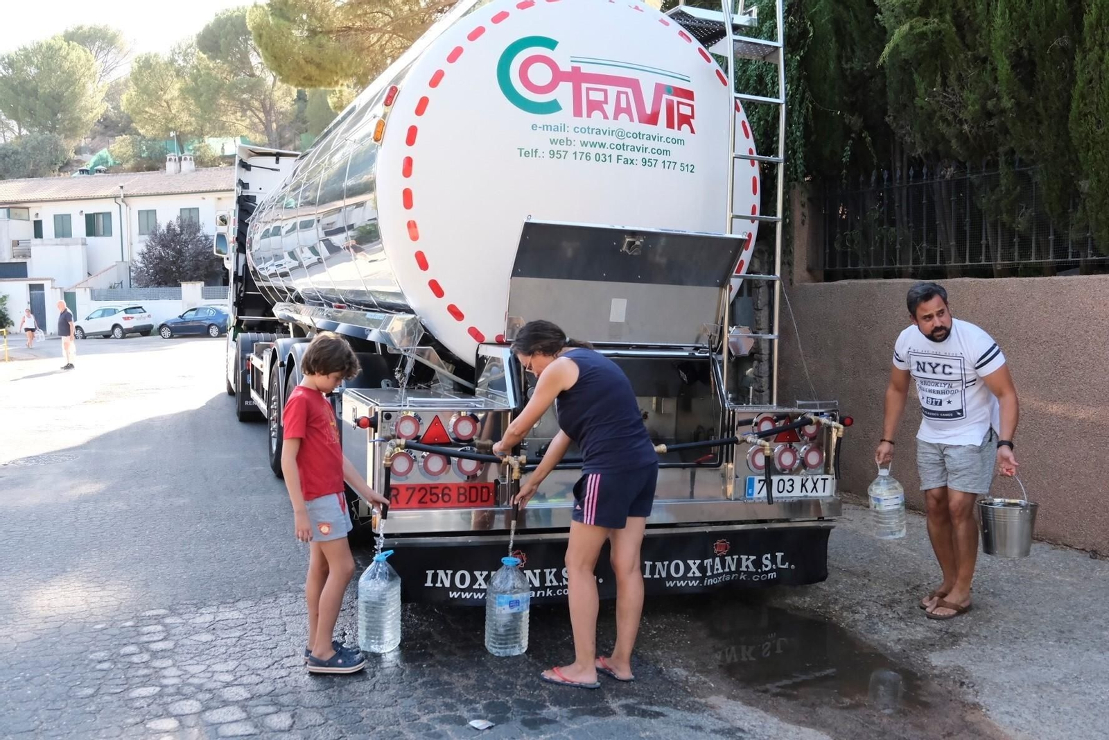 Los camiones cisterna de Emacsa ya abastecen a los vecinos de Las Jaras, en imágenes
