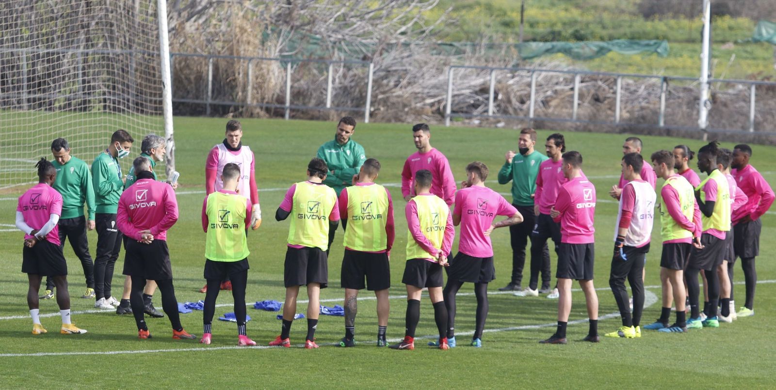 Pablo Alfaro se dirige a sus jugadores antes de arrancar un entrenamiento en la Ciudad Deportiva.