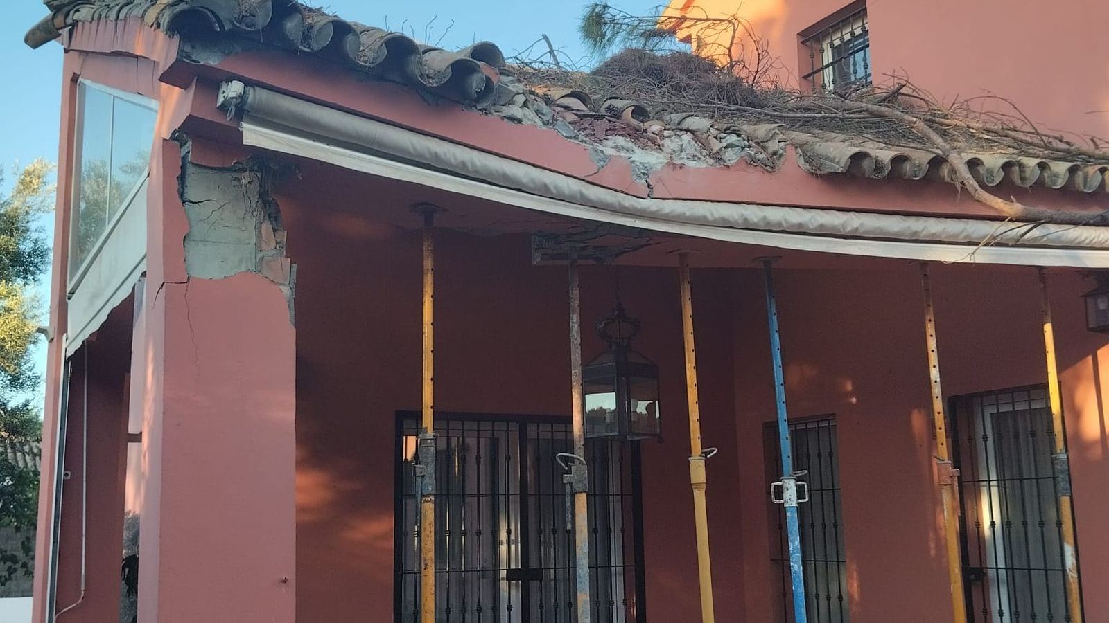 Estado en el que quedó el porche de la vivienda, que tuvo que ser apuntalado.