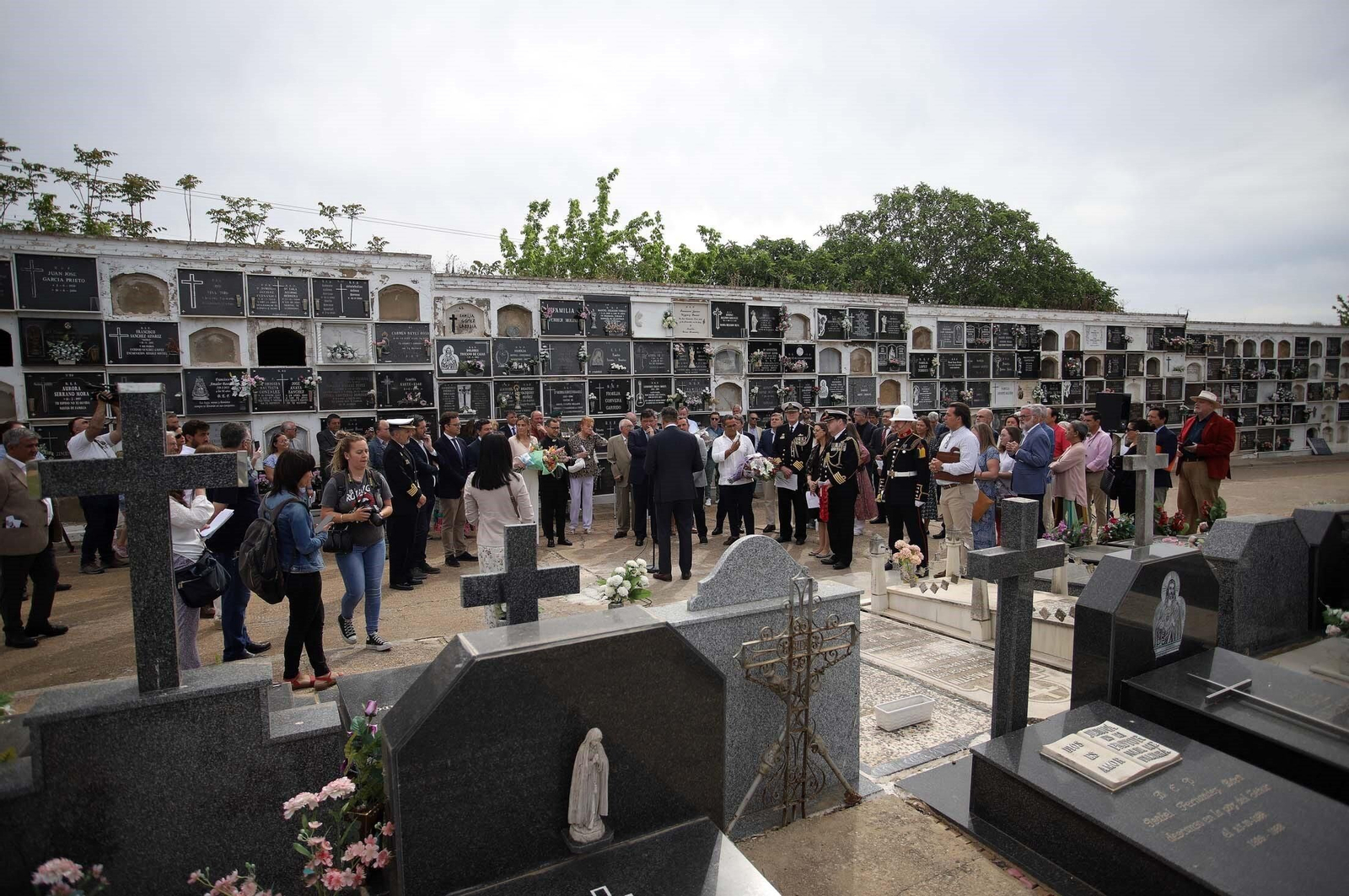 Acto ante la tumba de William Martin.