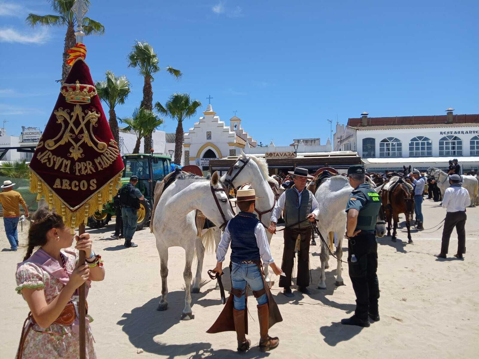 Rocío 2024: Imágenes del Primer día de embarque de romeros en Bajo de Guía en Sanlúcar