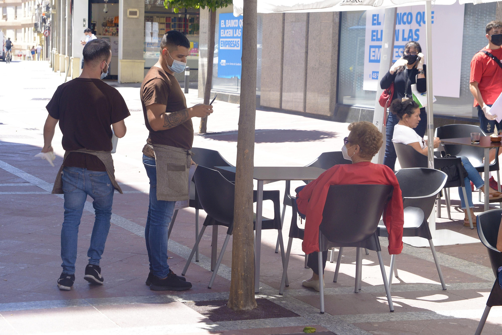 Un camarero atiende a una clienta en Algeciras