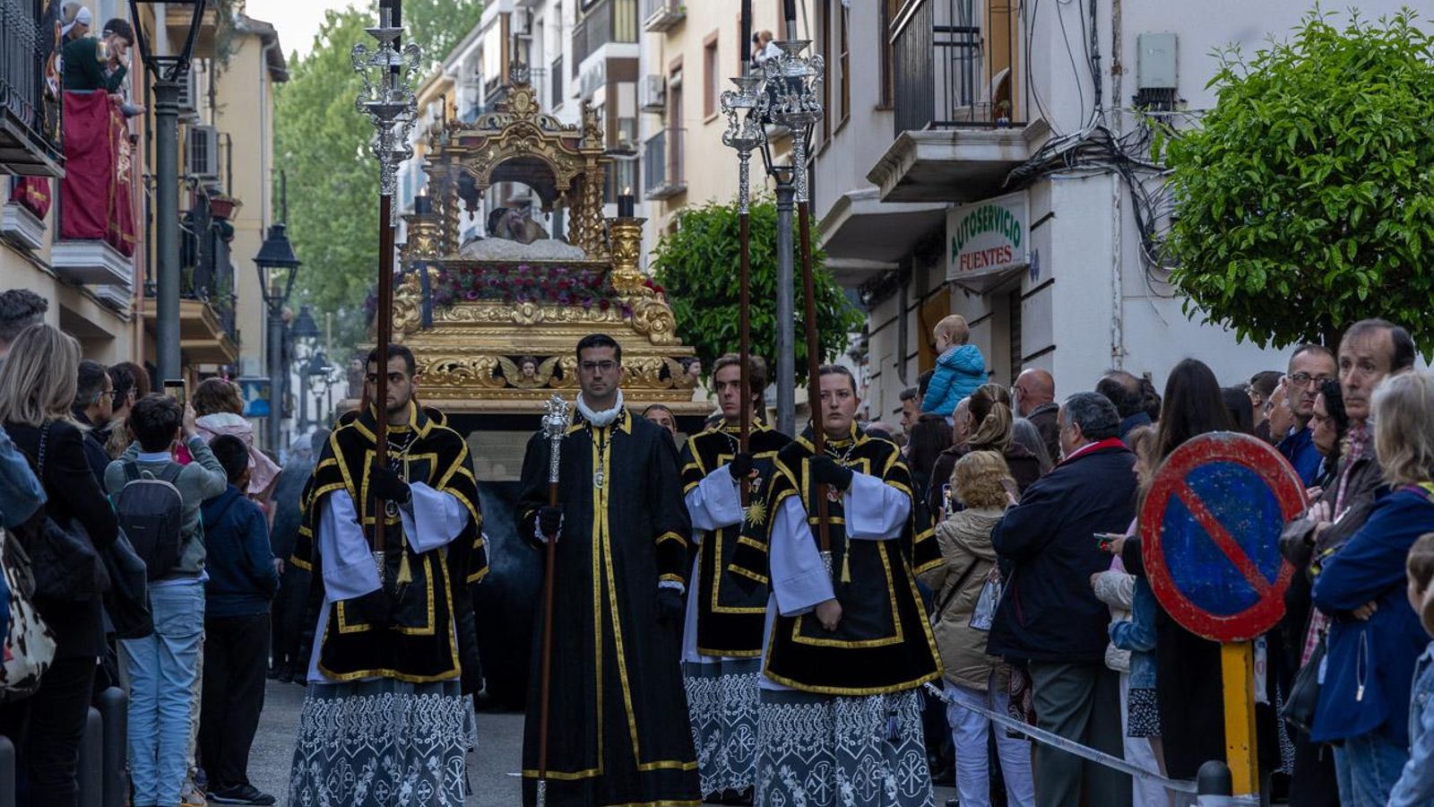 Luto y duelo en la noche del Viernes Santo, en imágenes
