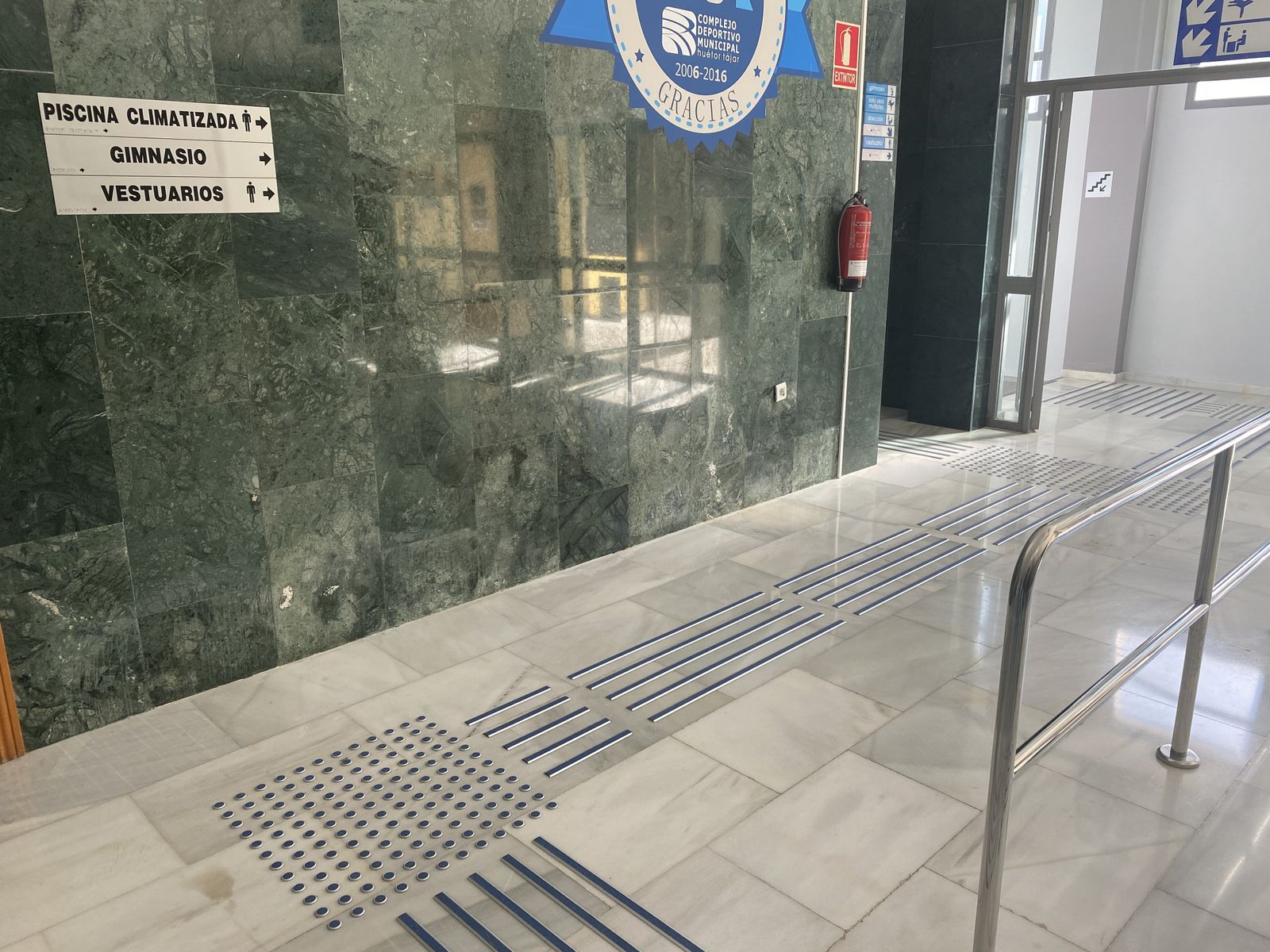 Los itinerarios en braille en la piscina de Huétor Tájar.