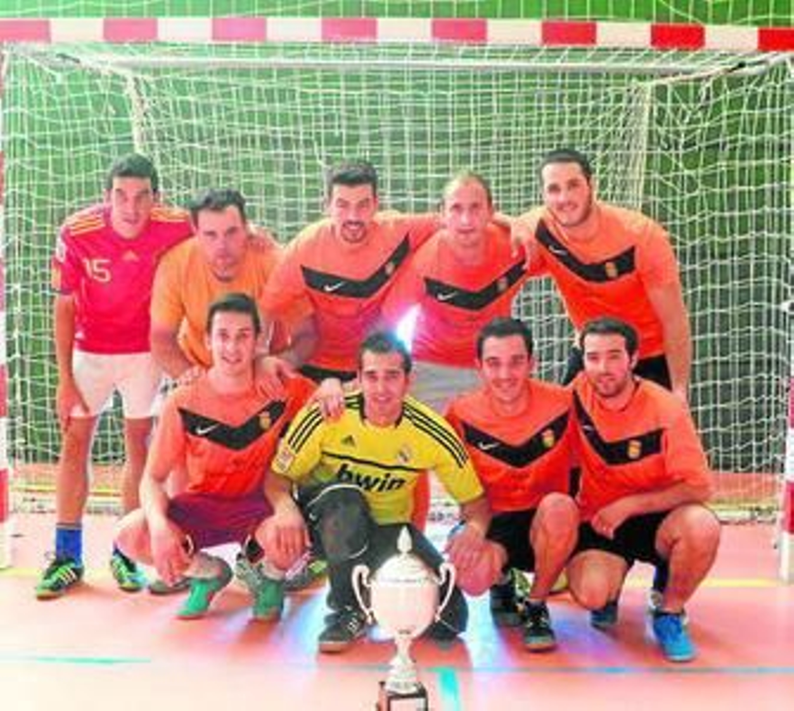 El Alájar, equipo campeón en 1ª División, posa con el trofeo conquistado. El Alájar, equipo campeón en 1ª División, posa con el trofeo conquistado.
