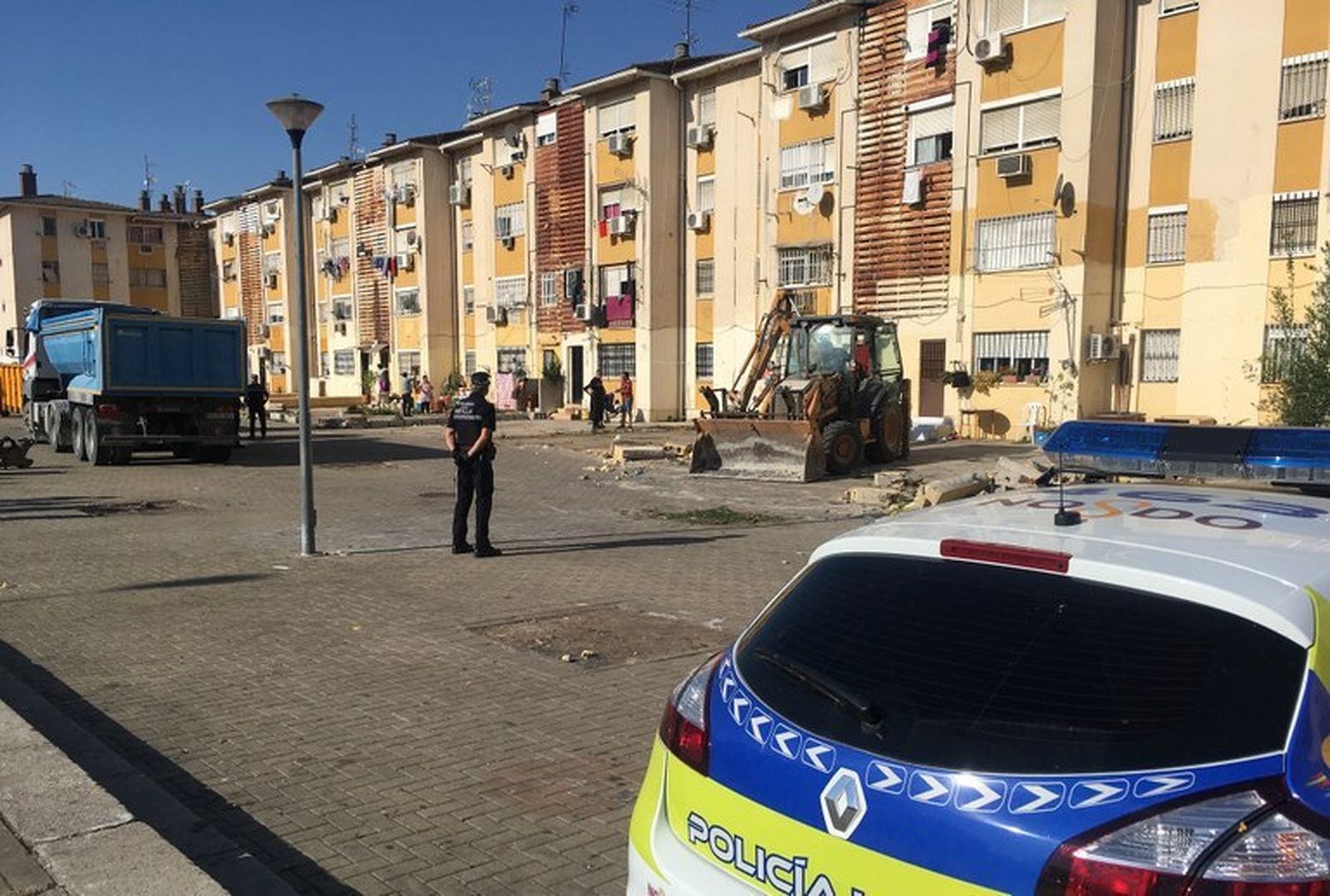 La actuación contra los patios irregulares en el Polígono Sur.