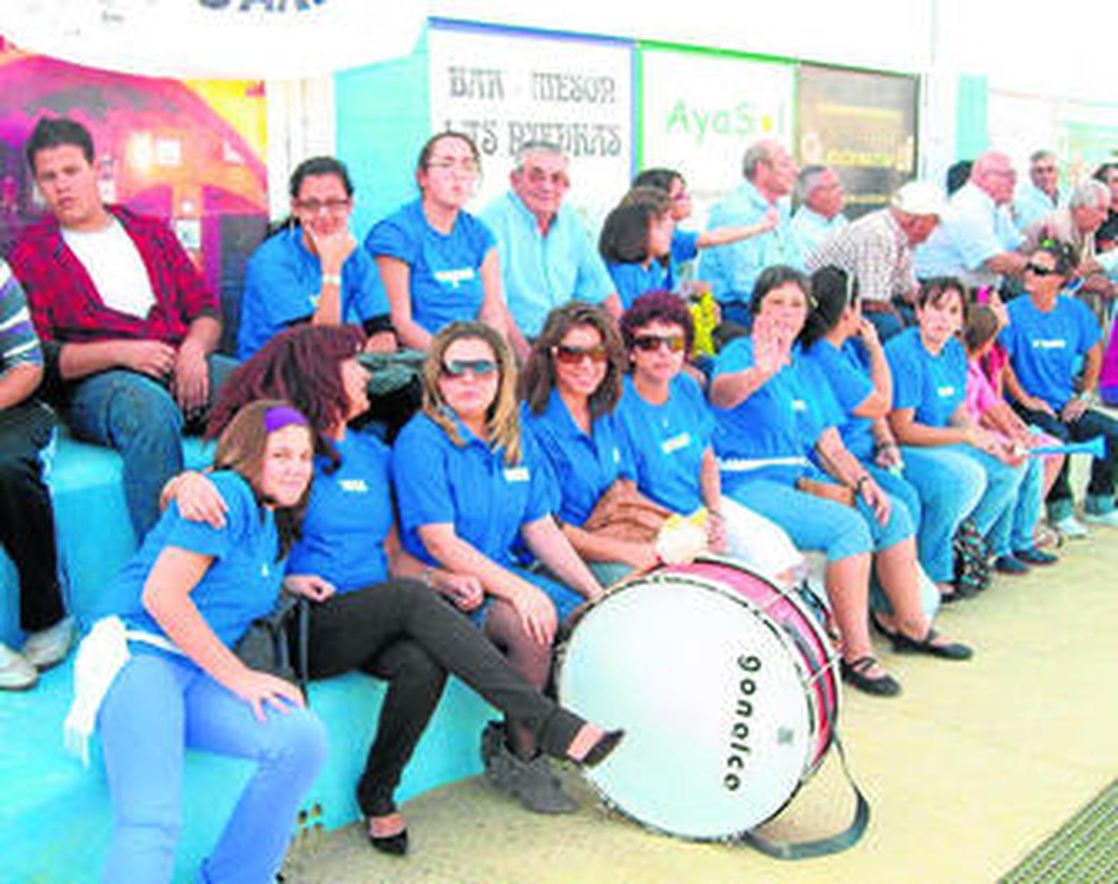 Varias de las integrantes de la Peña Las Cañeras, fieles seguidoras del CD Altético Villablanca.