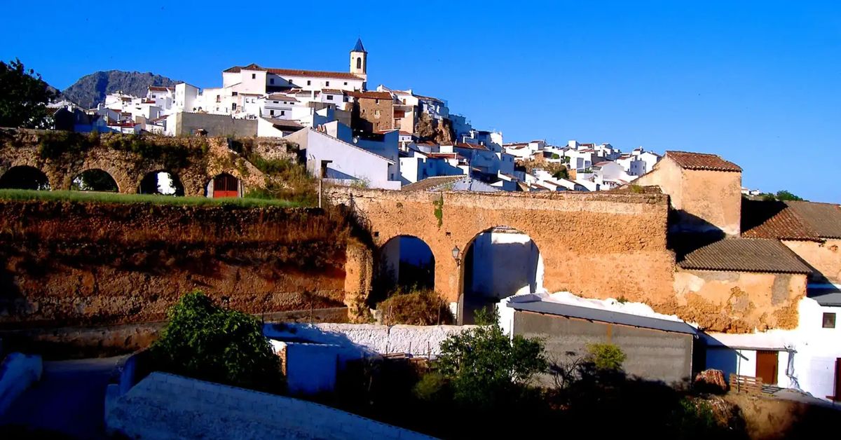 El pueblo de Málaga donde el invierno se vive entre nieve, pinsapos y platos de cuchara