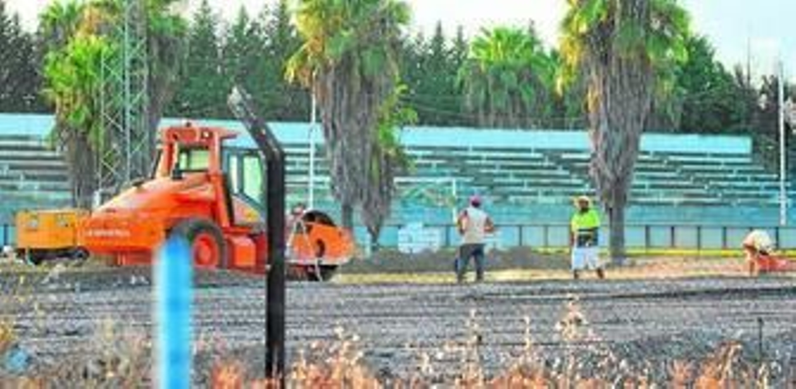 Los operarios trabajan en uno de los campos de tierra de la Ciudad Deportiva.