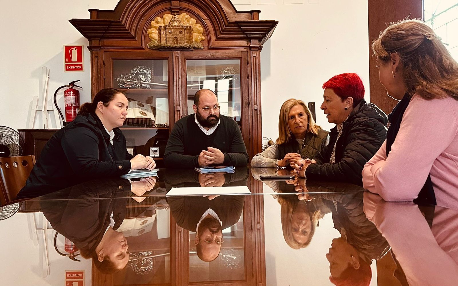 Representantes del gobierno local, reunidos con el comité de ayuda a domicilio.