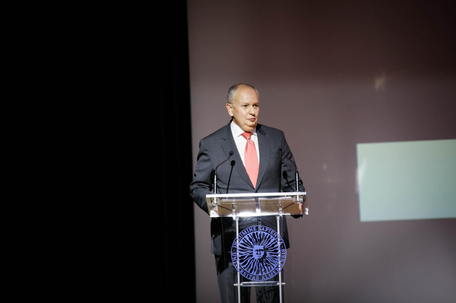 Imágenes del acto de reconocimiento a antiguos alumnos y amigos de honor en la UAL